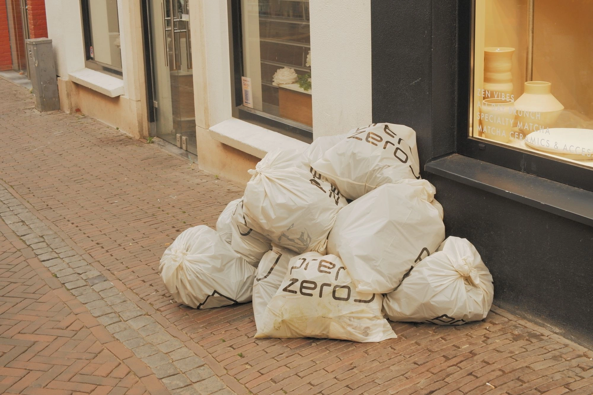 2026-05-31 - xt35 - color - NL - Utrecht - Bags of trash