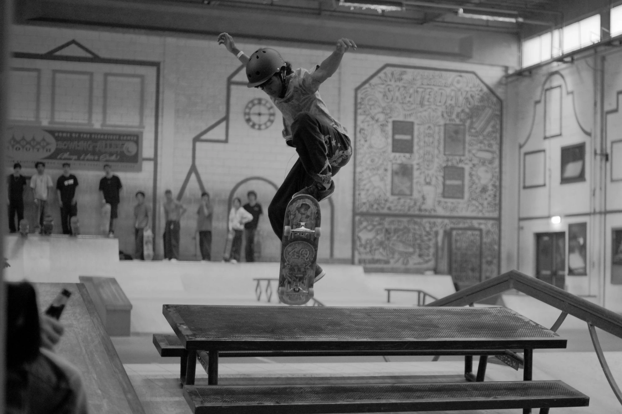 2026-06-13 - xt35 - bw - NL - Utrecht - Jumping over picnic table 2