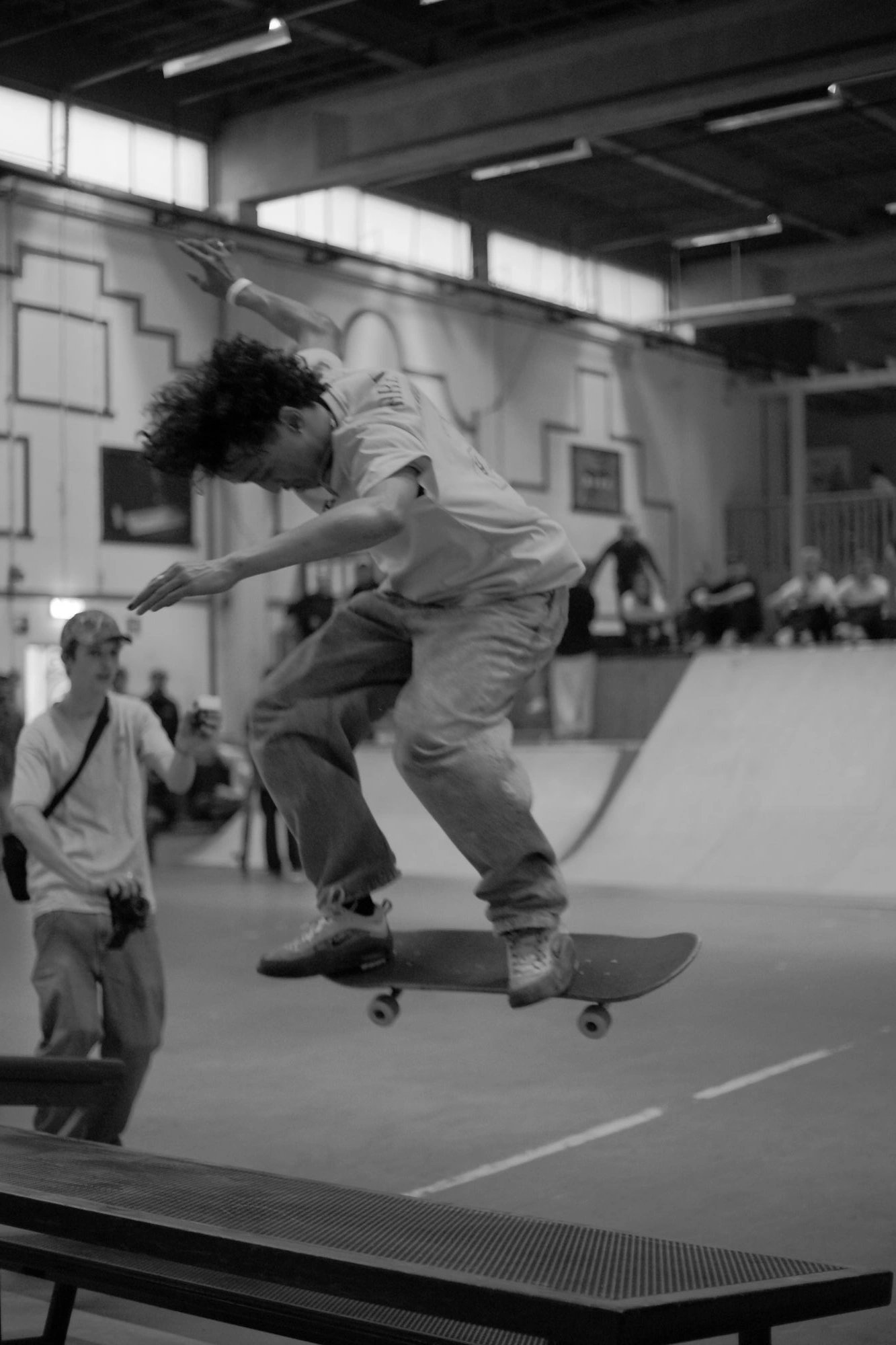 2026-06-13 - xt35 - bw - NL - Utrecht - Jumping over picnic table