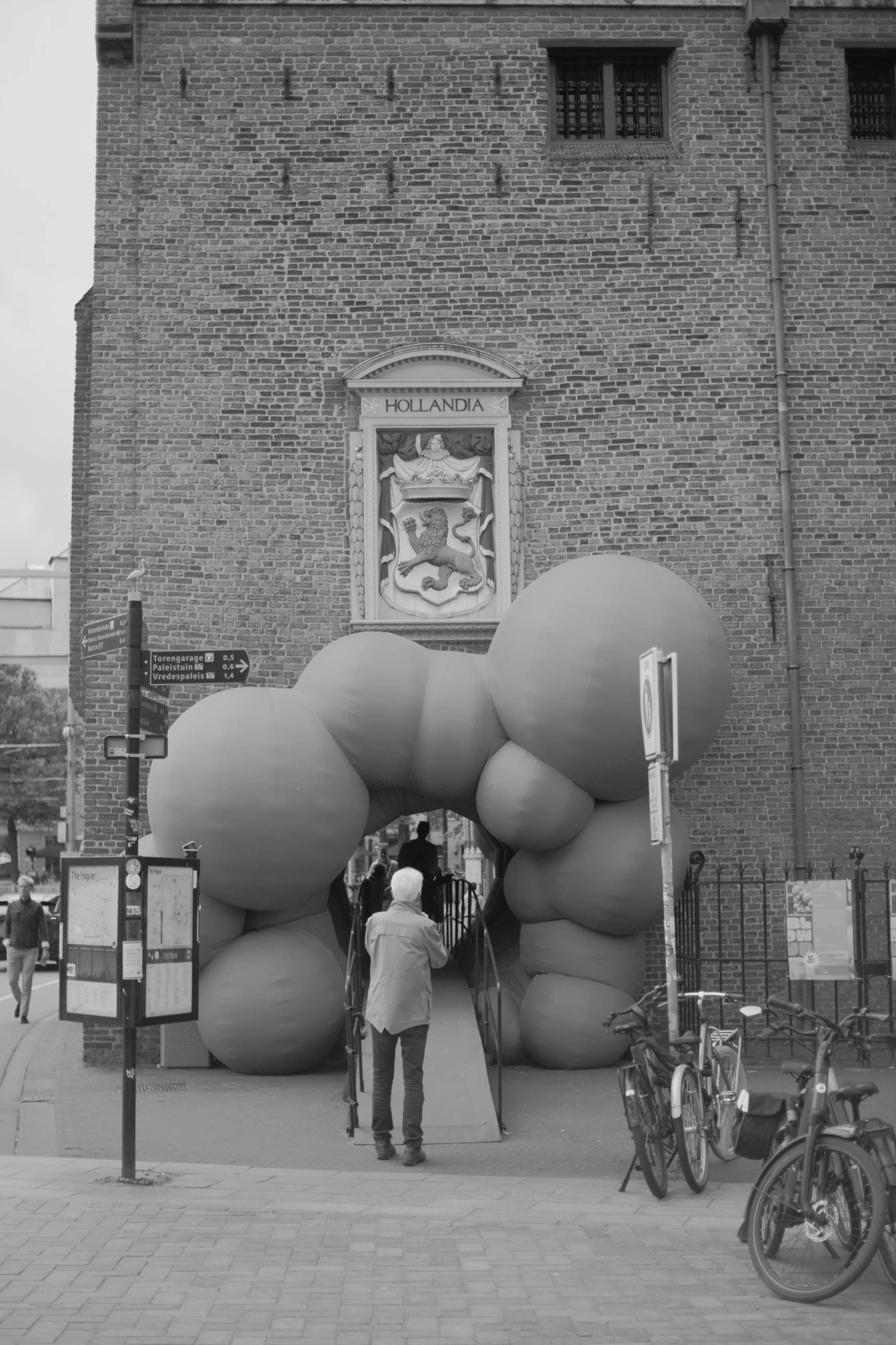 2026-06-14 - xt35 - bw - NL - Den Haag - Blow-up Jubilee - Tunnel by Steve Messam