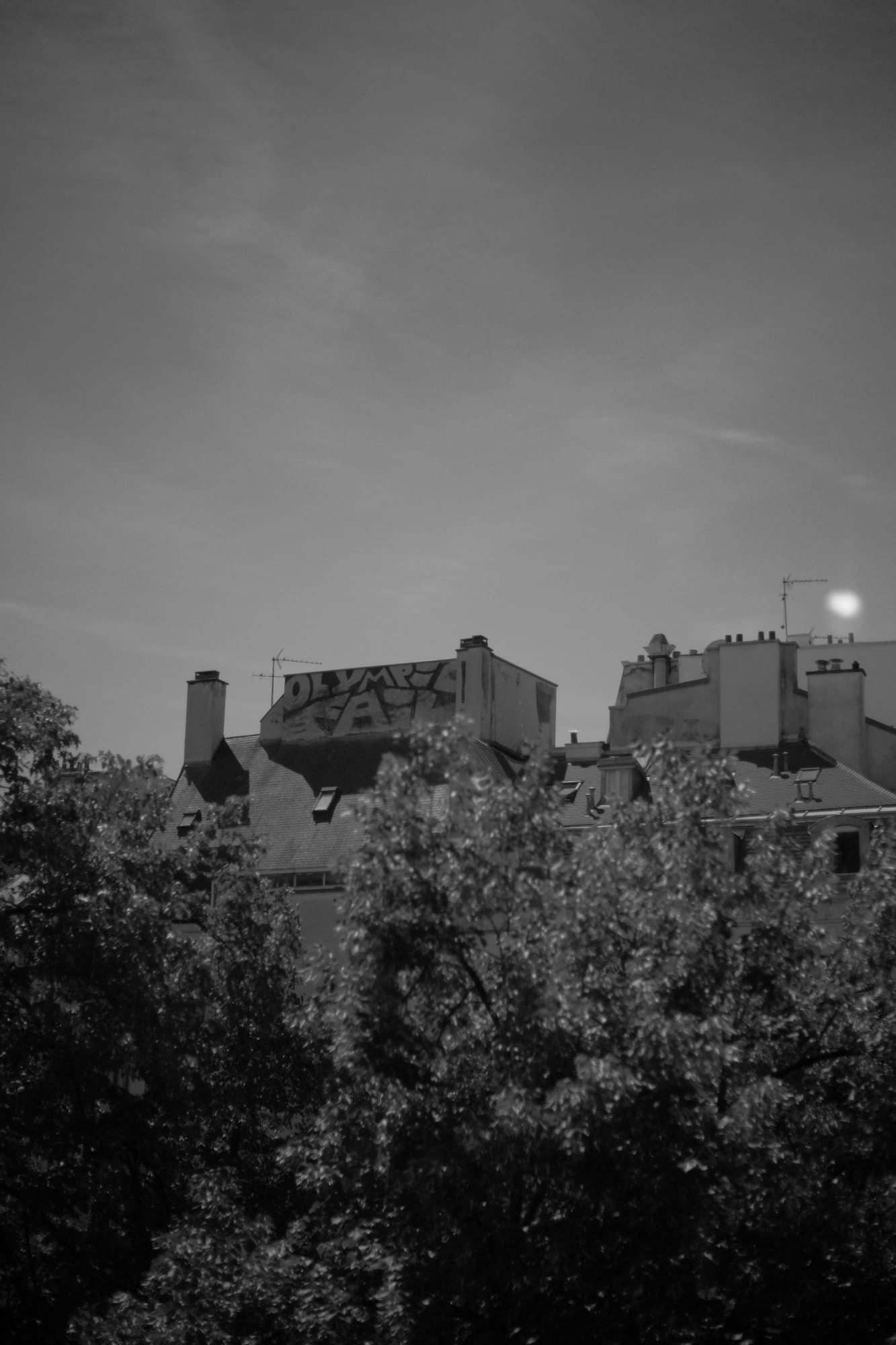 2026-07-06 - xt35 - bw - FR - Paris - Summer in Paris - Building in distance with graffiti