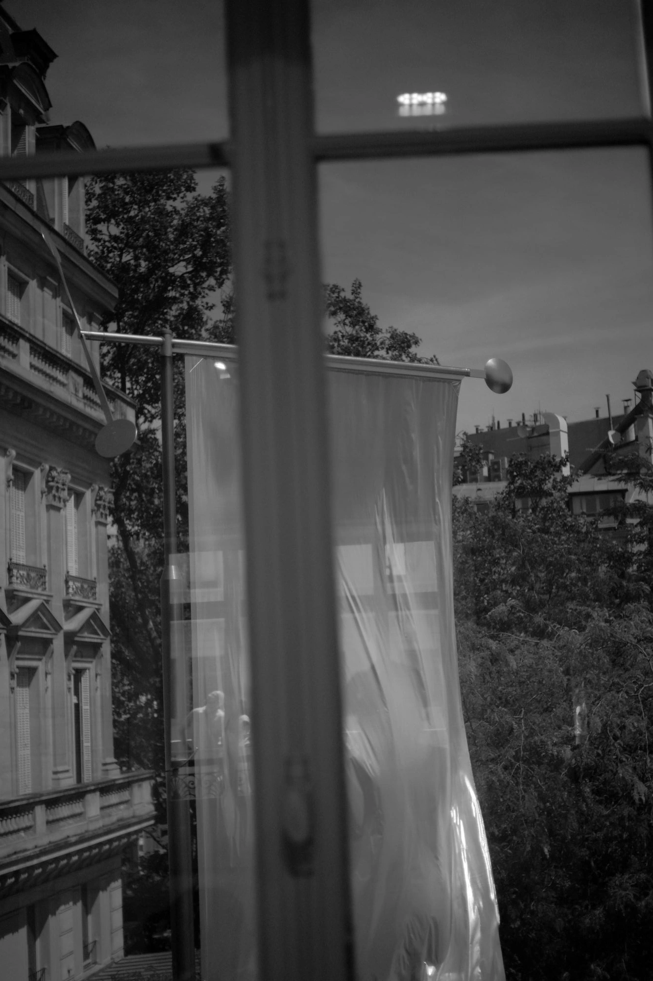2026-07-06 - xt35 - bw - FR - Paris - Summer in Paris - Flag outside of window