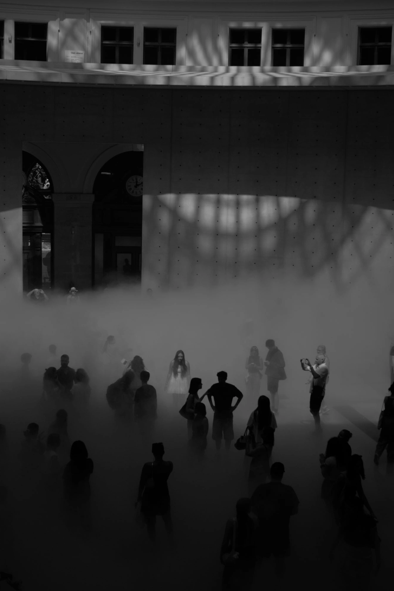 2026-07-06 - xt35 - bw - FR - Paris - Summer in Paris - Peolpe taking pictures in Cloud