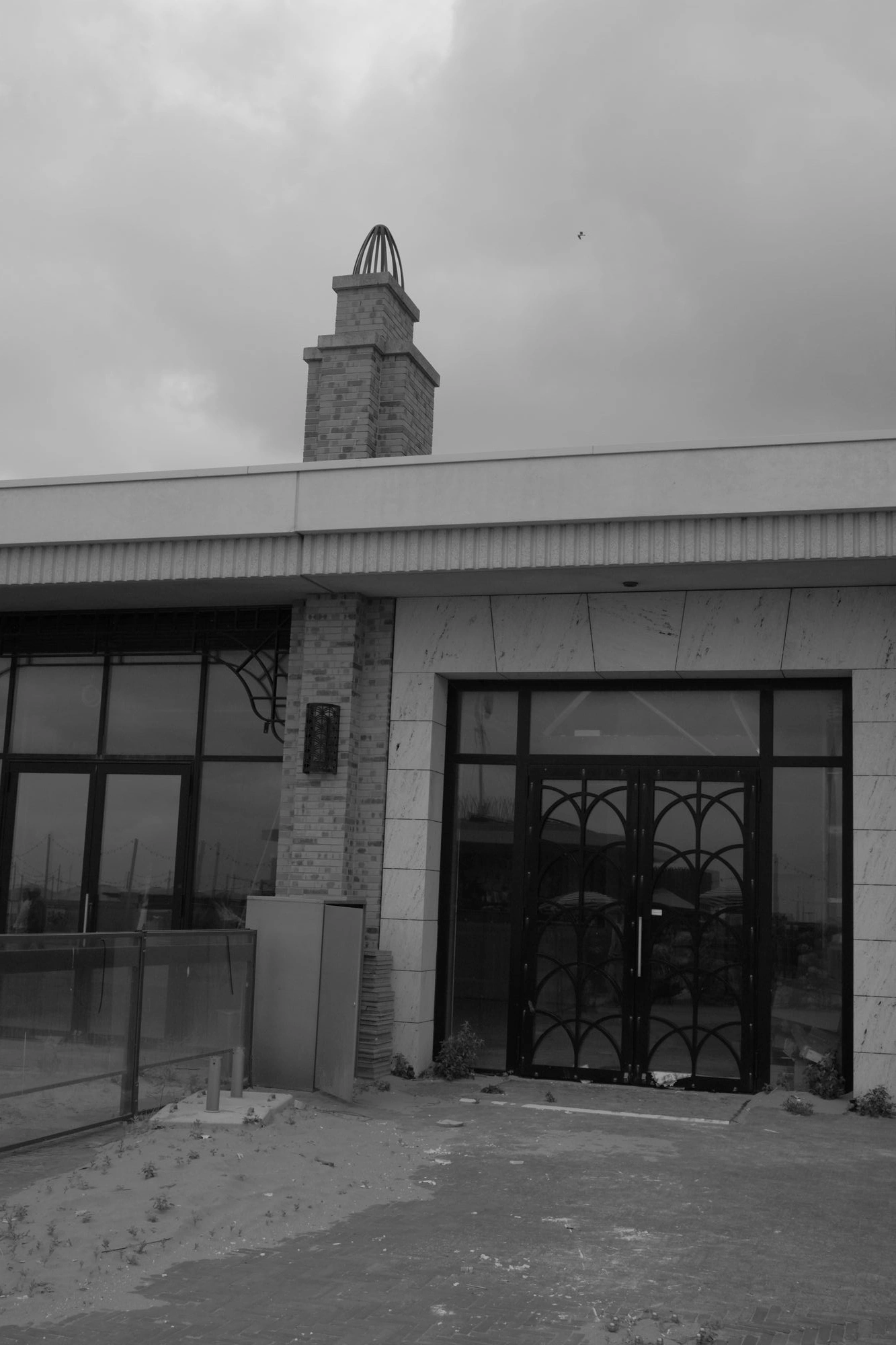 2026-07-18 - xt15-45 - bw - NL - Scheveningen - Abandoned building