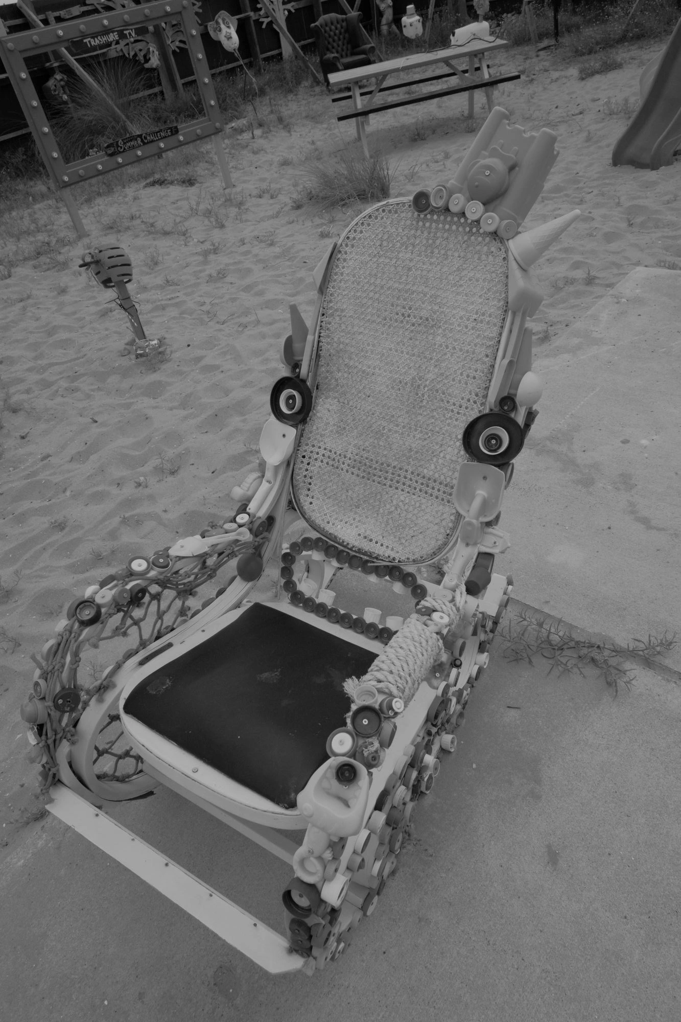 2026-07-18 - xt15-45 - bw - NL - Scheveningen - Creepy chair
