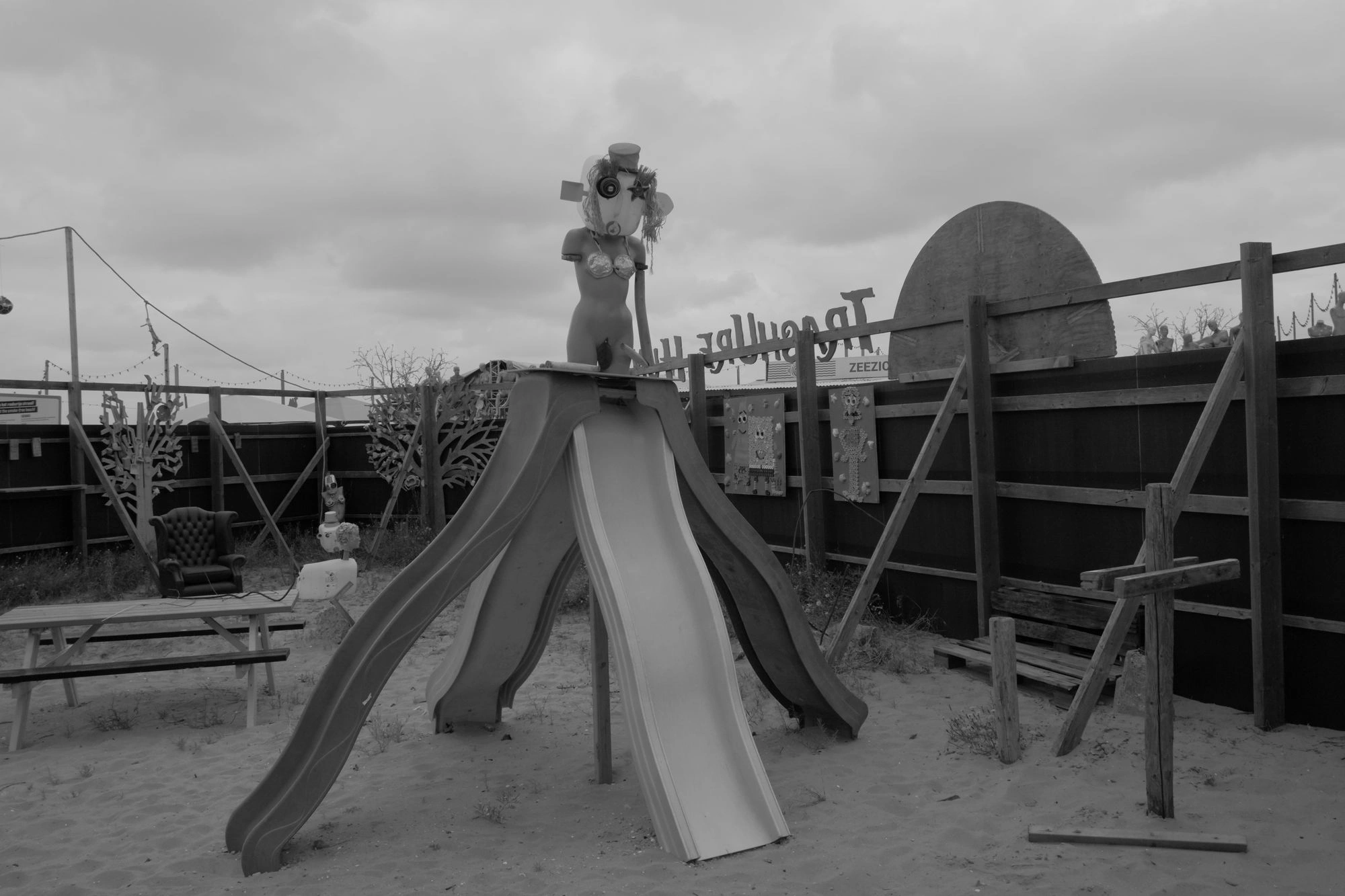 2026-07-18 - xt15-45 - bw - NL - Scheveningen - Slide with creepy mannequin on top