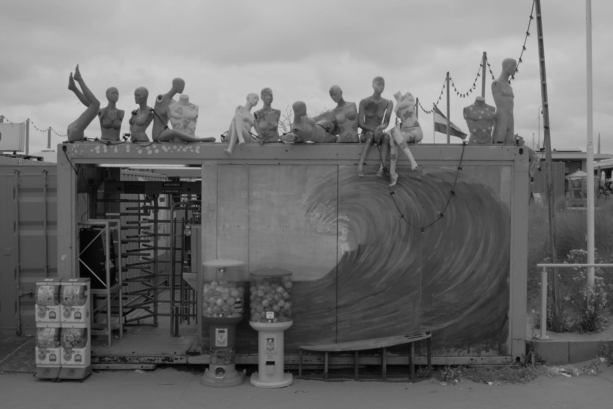 2026-07-18 - xt15-45 - bw - NL - Scheveningen - Store with mannequins on top of it