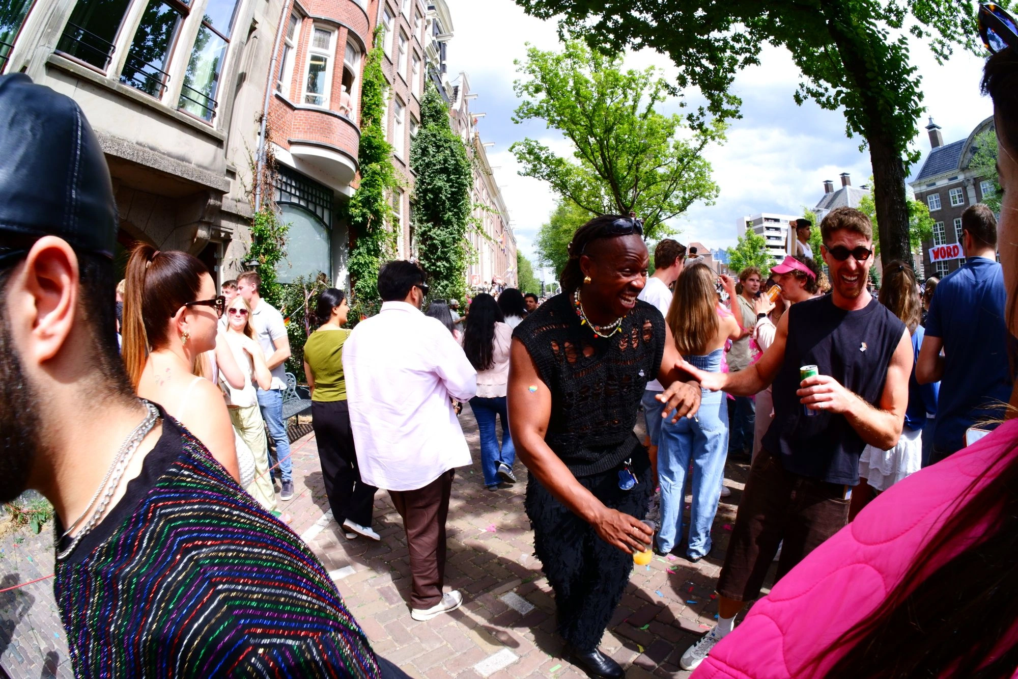 2026-08-01 - xt7.5 - color - NL - Amsterdam - People laughing