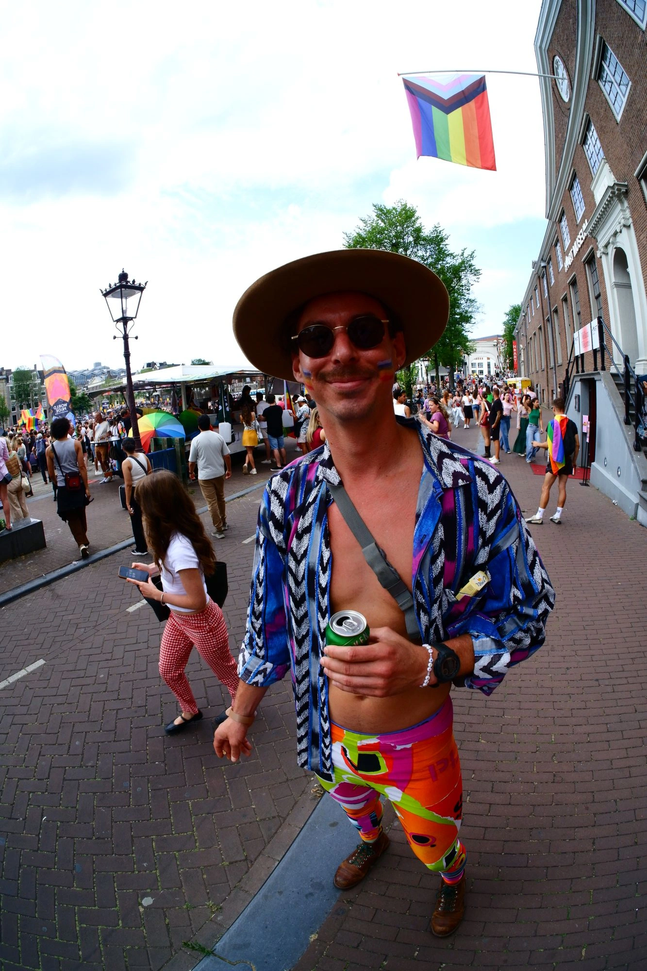 2026-08-01 - xt7.5 - color - NL - Amsterdam - Person with big hat posing