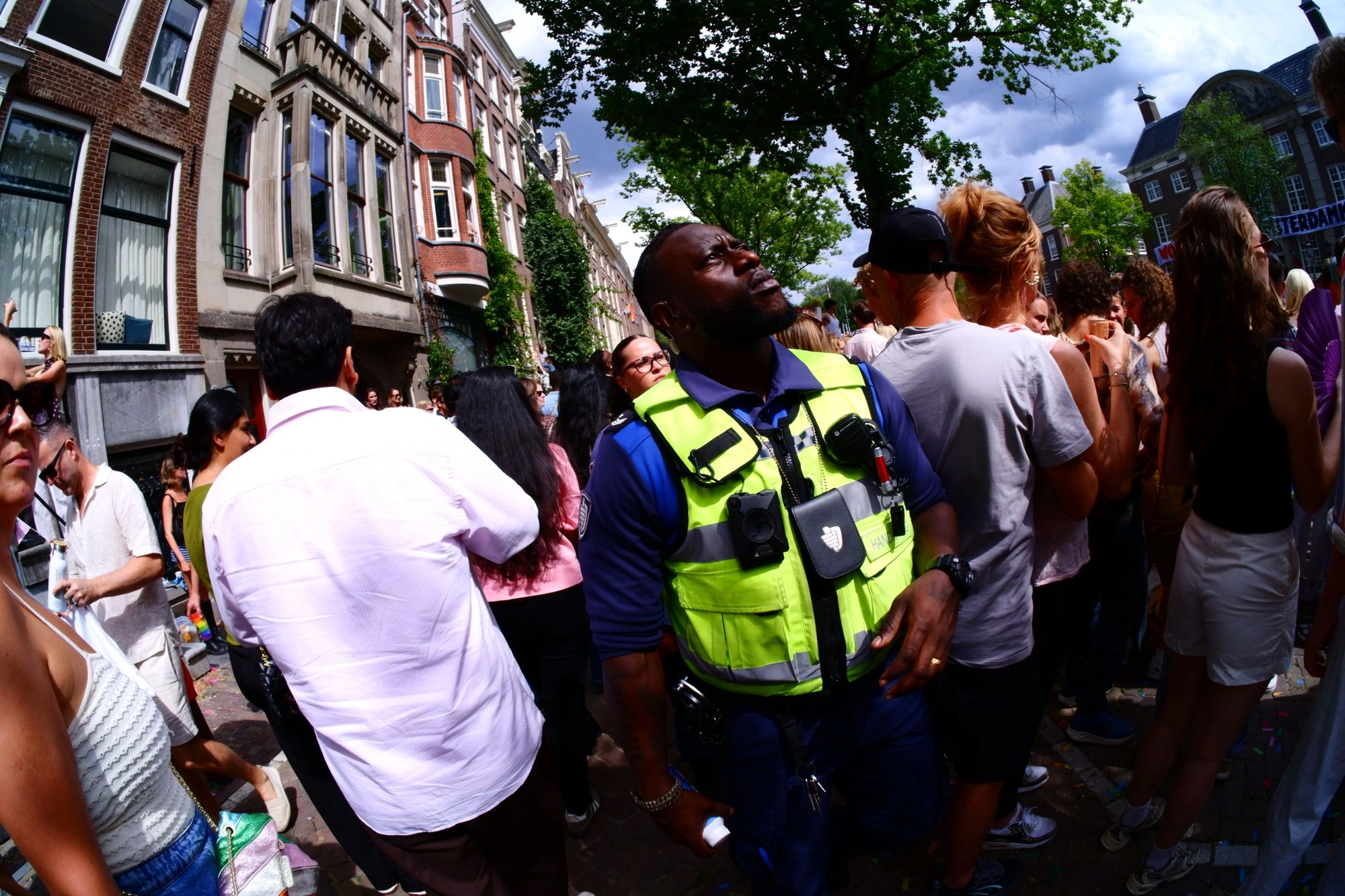 2026-08-01 - xt7.5 - color - NL - Amsterdam - Police officer staring up at something