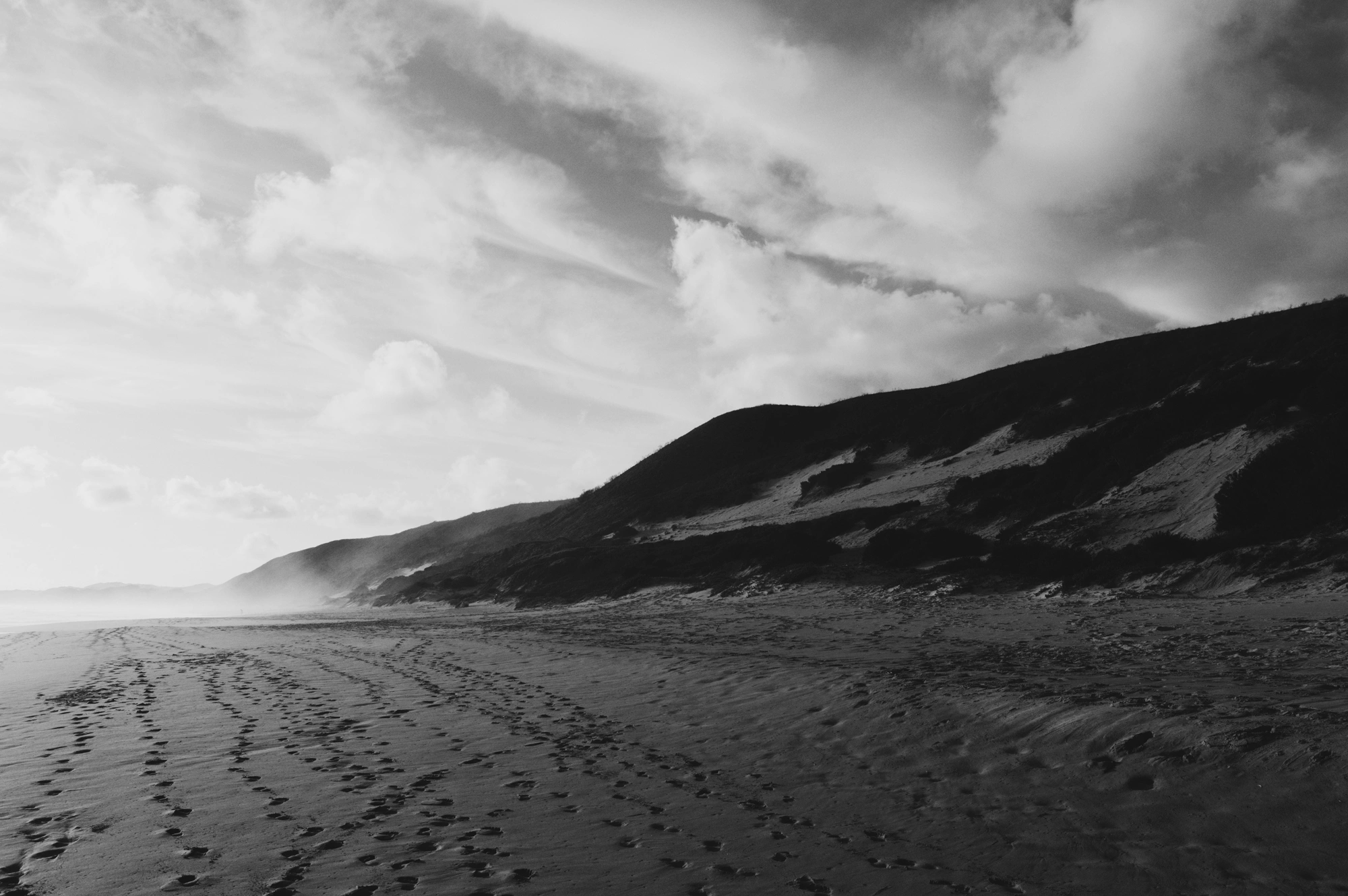 2018-12-24 - n18-55 - bw - ZA - Knysna - Sand, Mountain, and Clouds