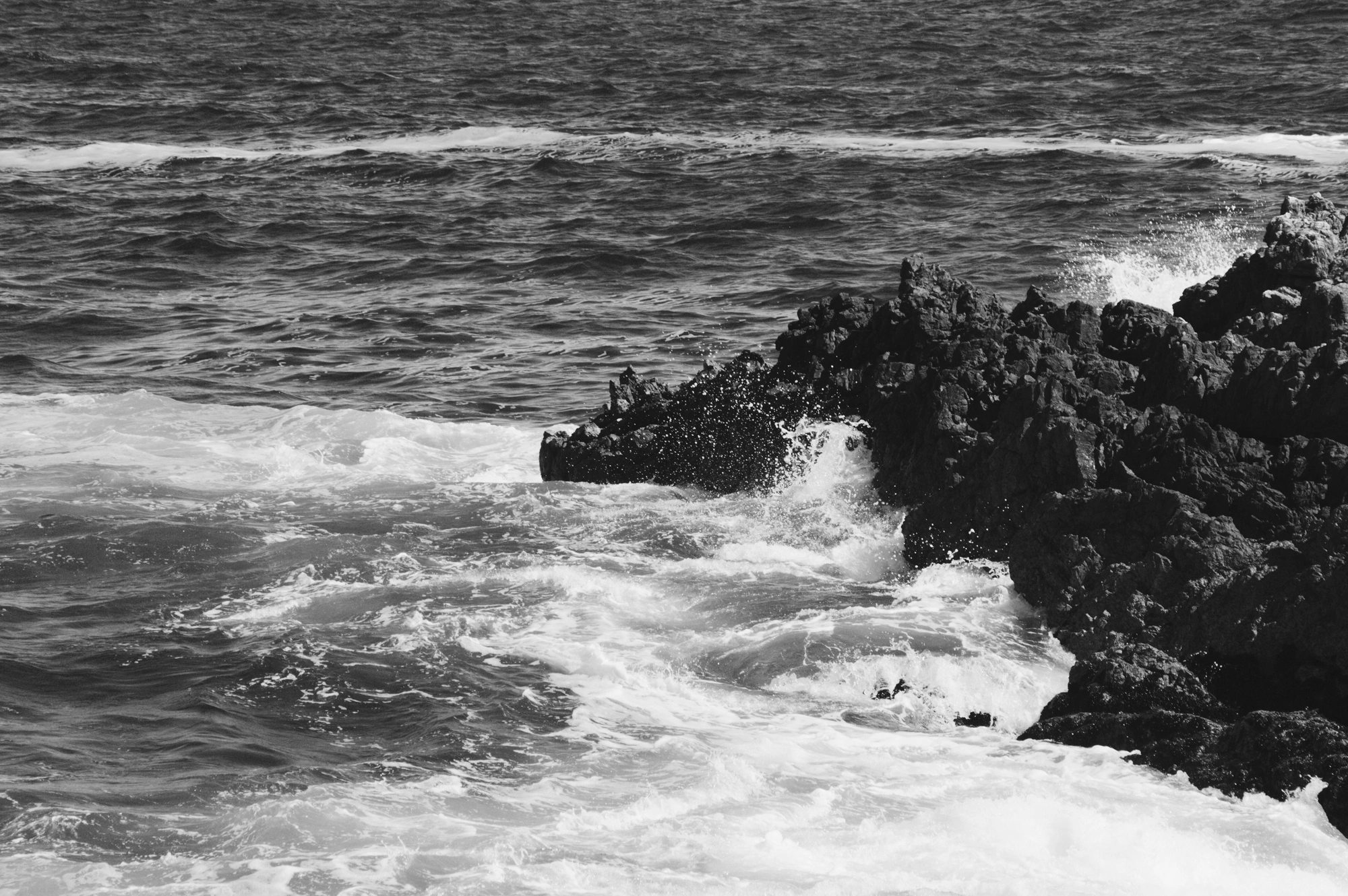 2018-12-25 - n18-55 - bw - ZA - Cape Town - Waves against rocks