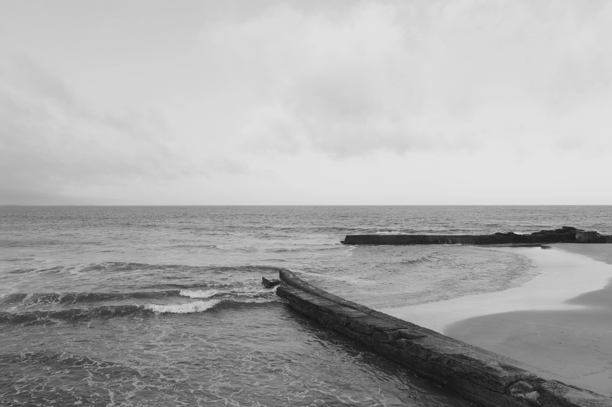 2018-22-12 - n18-55 - bw - ZA - Port Elizabeth - Walls on the beach leading into the ocean