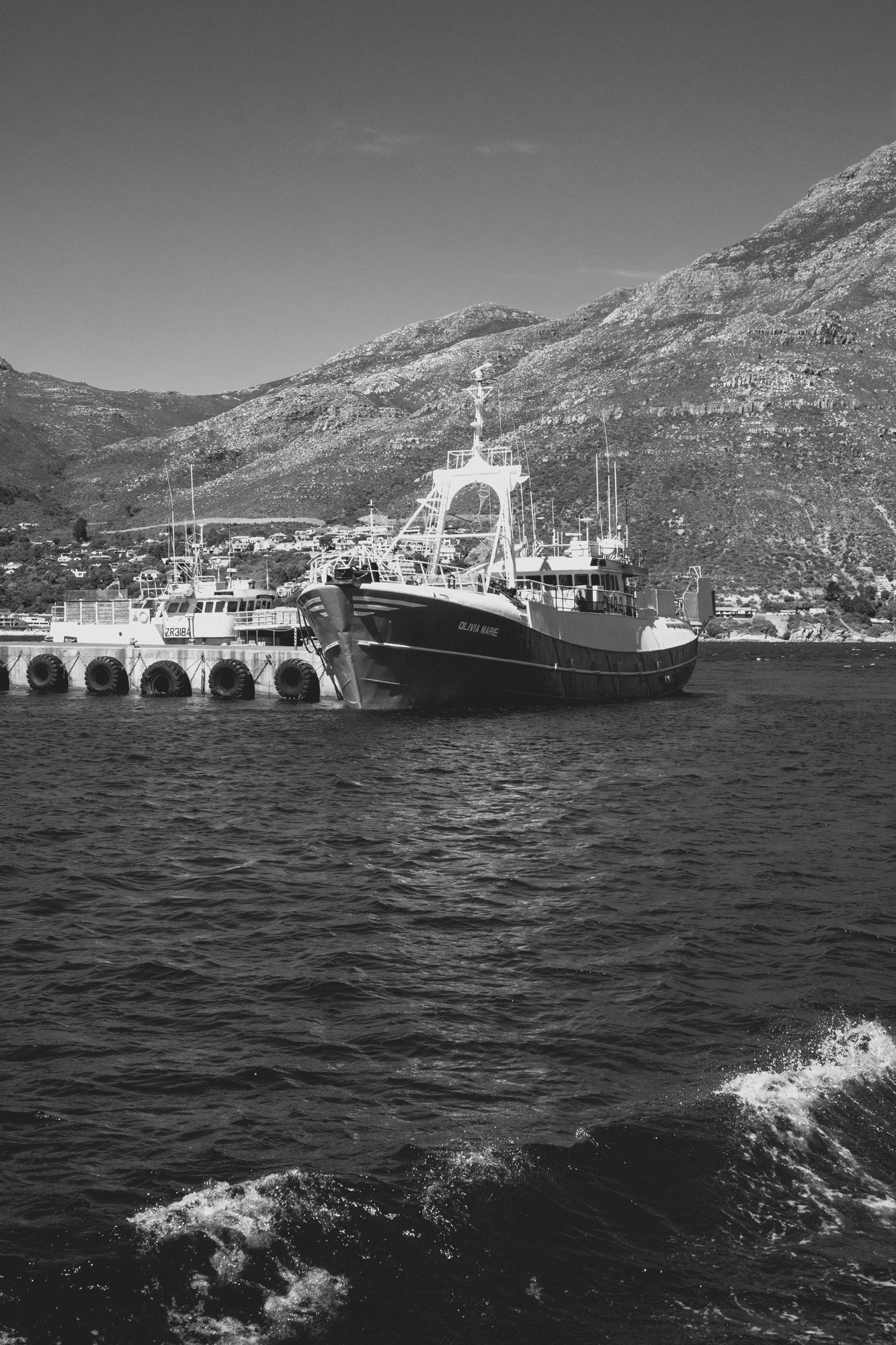 2022-02-13 - xt15-45 - bw - ZA - Cape Town - Boat at the harbor