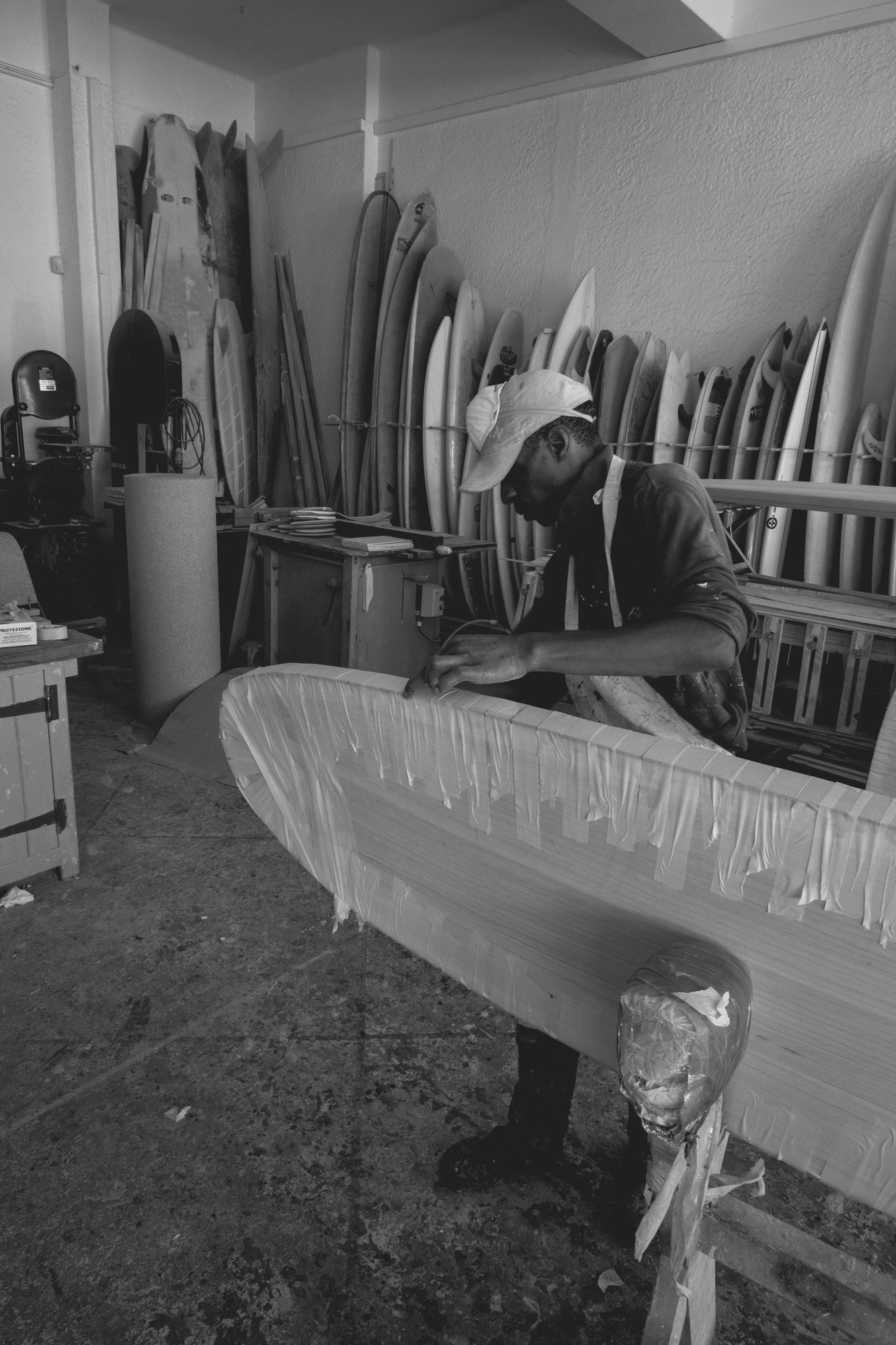 2022-02-14 - xt15-45 - bw - ZA - Cape Town - Man constructing surfboard