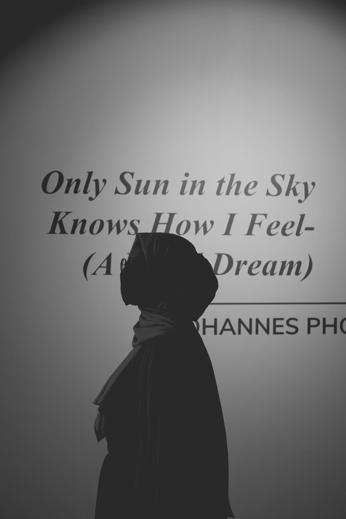 2022-02-16 - xt35 - bw - ZA - Cape Town - Person stands in front of wall with the writing 'Only sun in the sky knows how i feel'