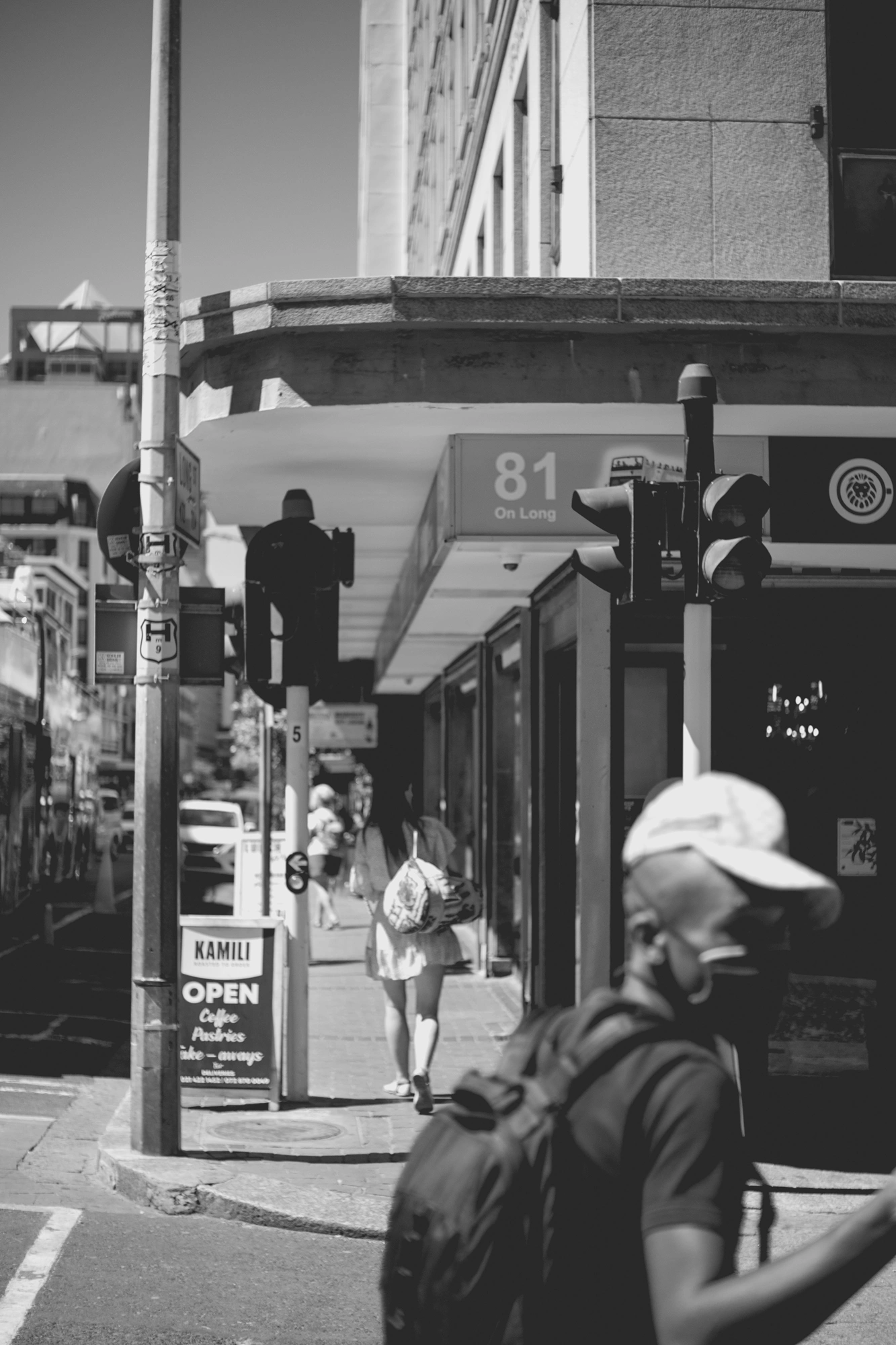 2022-02-17 - xt35 - bw - ZA - Cape Town - Man crossing road