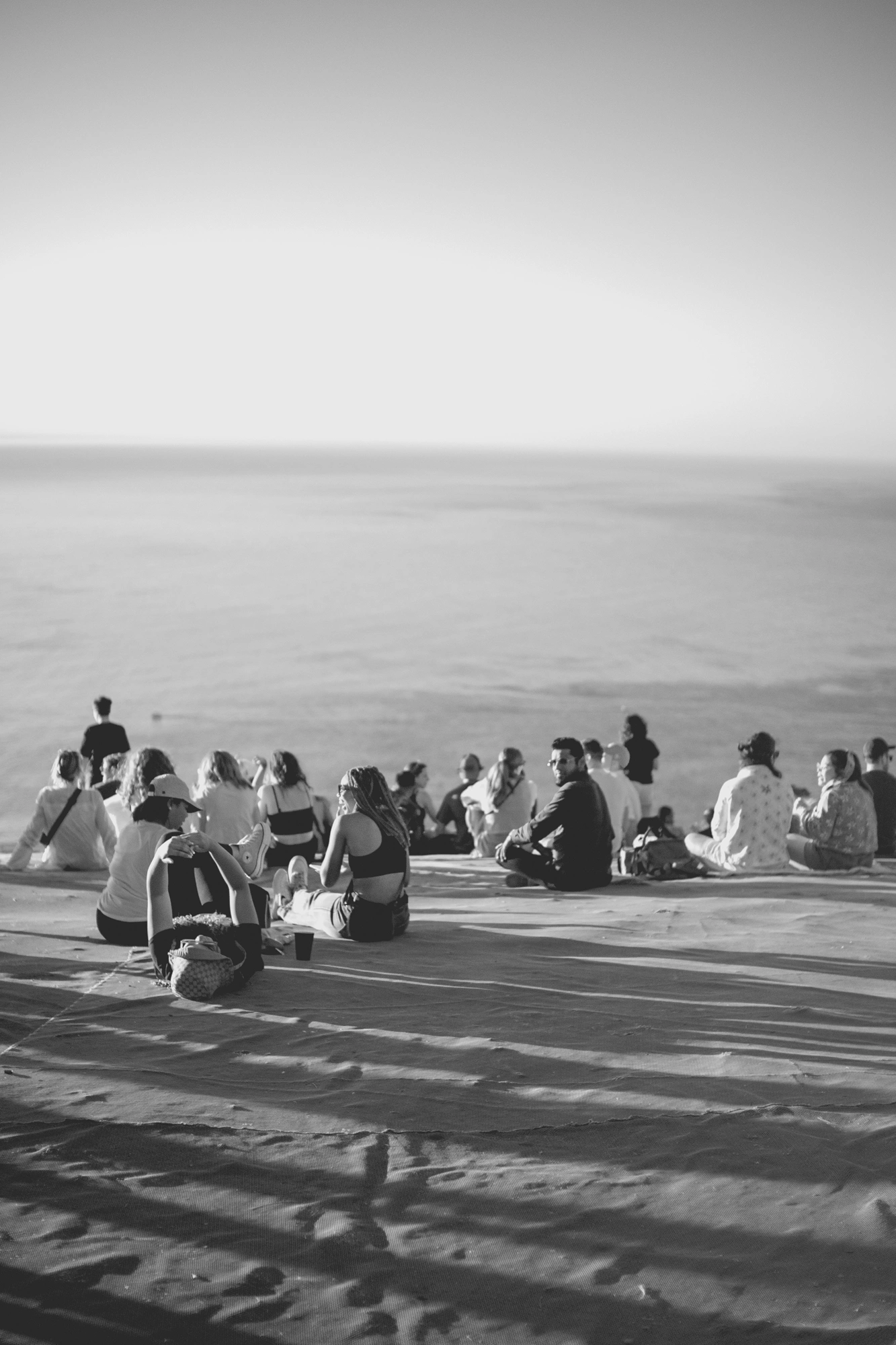2022-02-17 - xt35 - bw - ZA - Cape Town - People sitting on hill in the sunset
