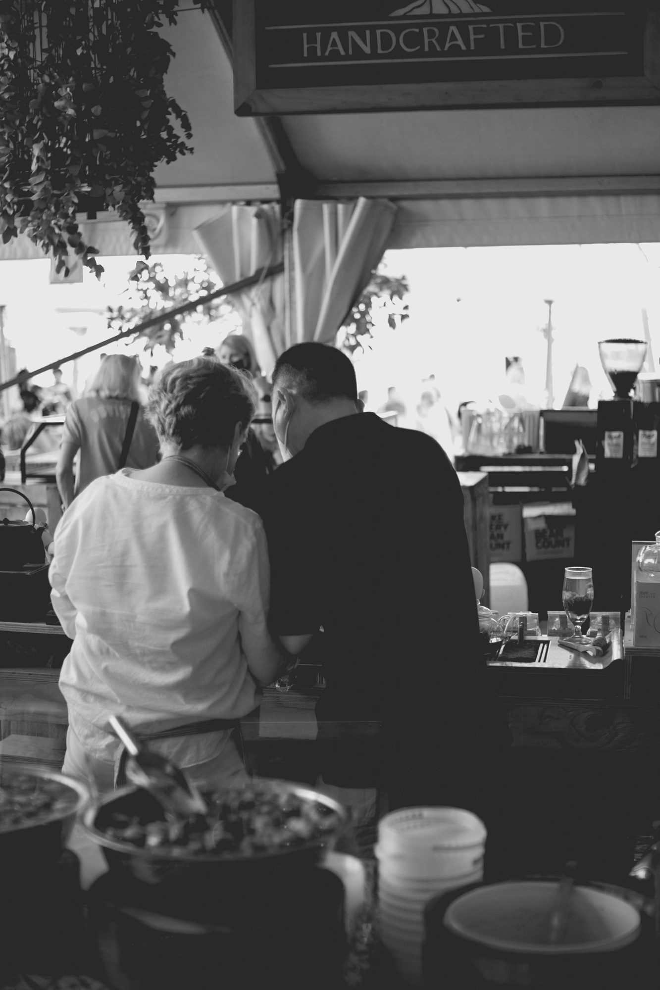 2022-02-18 - xt35 - bw - ZA - Cape Town - People working at spice shop