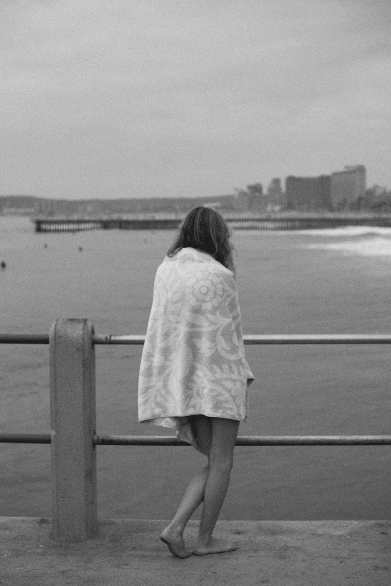 2022-09-18 - xt35 - bw - ZA - Durban - Girl standing on pier