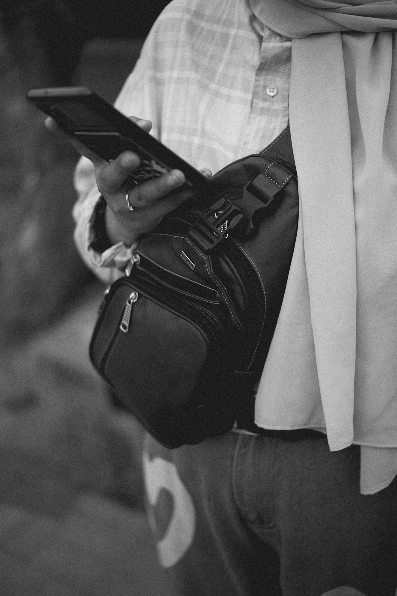 2022-09-18 - xt35 - bw - ZA - Durban - Zahrah using phone
