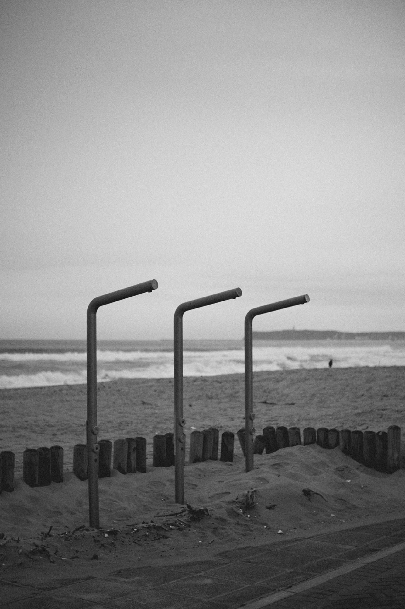 2022-09-21 - xt35 - bw - ZA - Durban - Beach showers