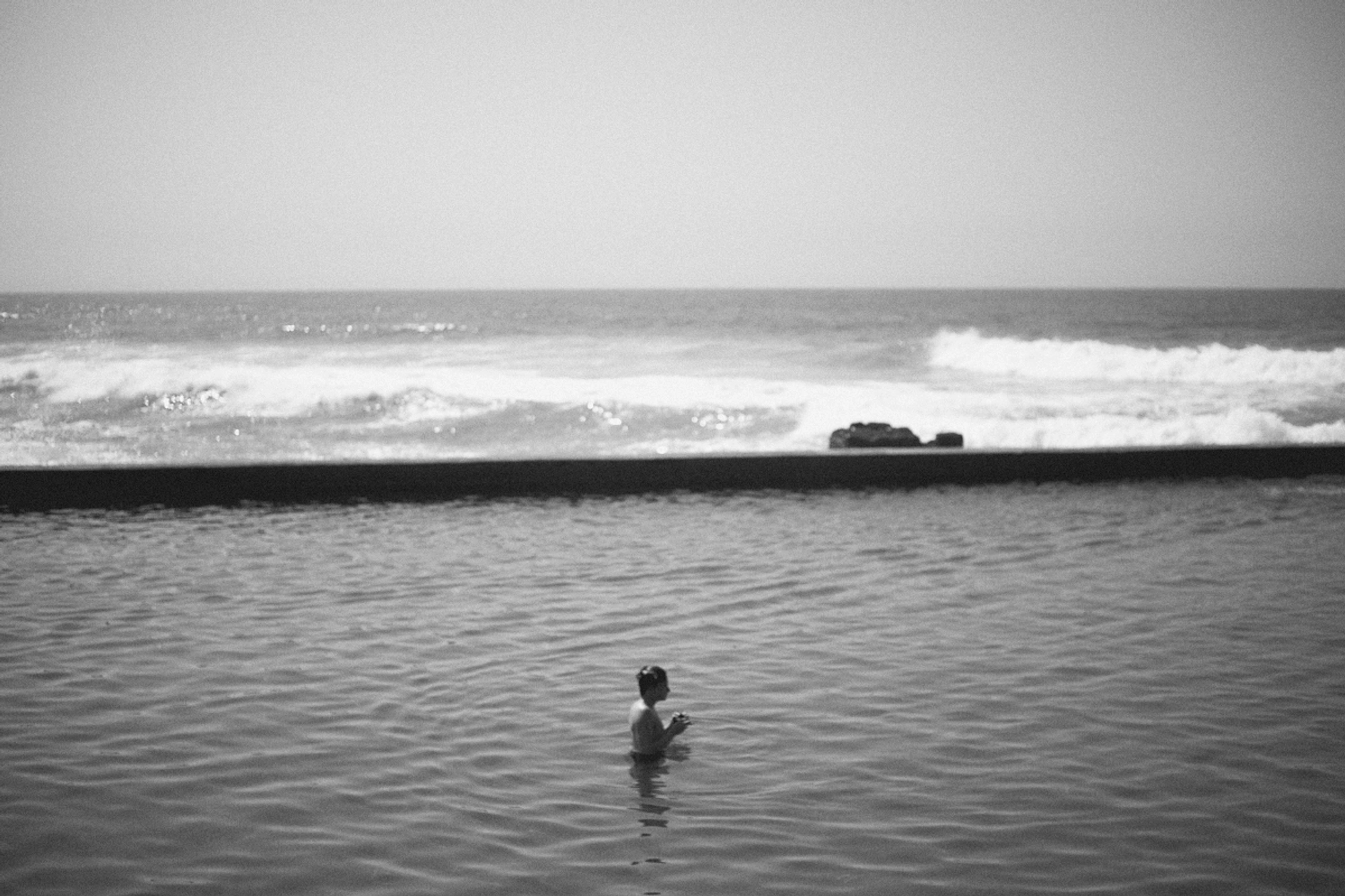 2022-09-22 - xt35 - bw - ZA - Durban - Person standing in tidal pool