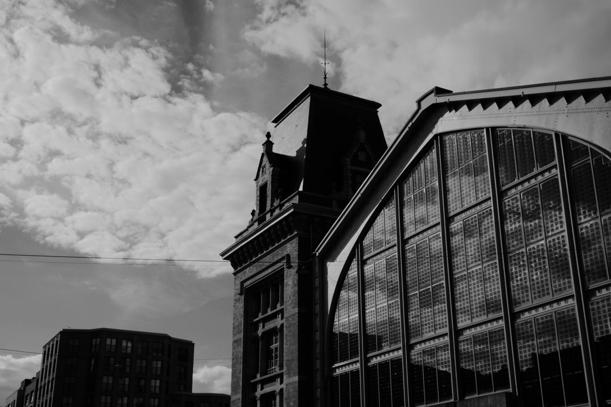2024-06-15 - xt35 - bw - BE - Brussles - Building with giant windows