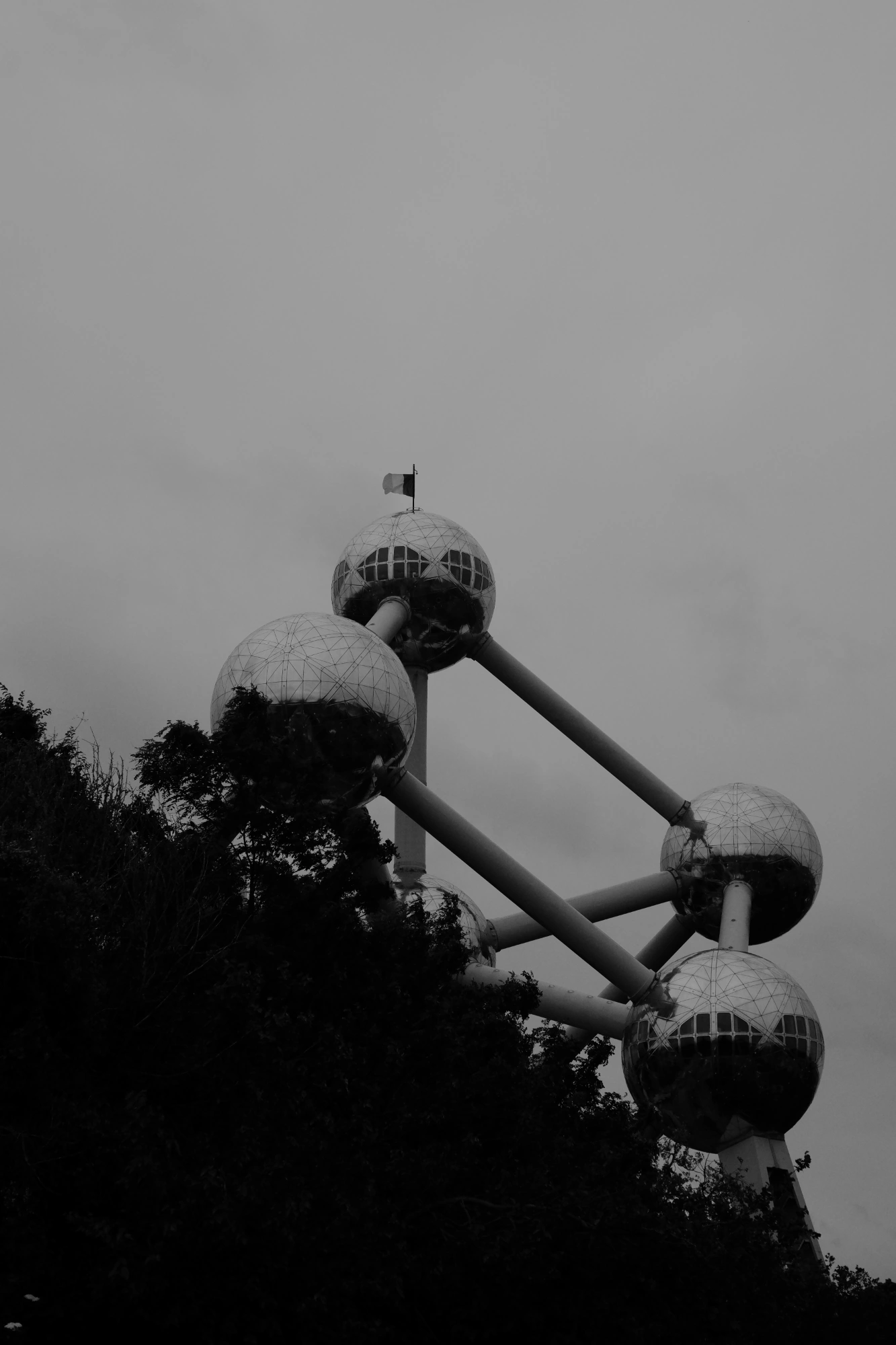 2024-06-15 - xt35 - bw - BE - Brussles - Flag at top of atomium