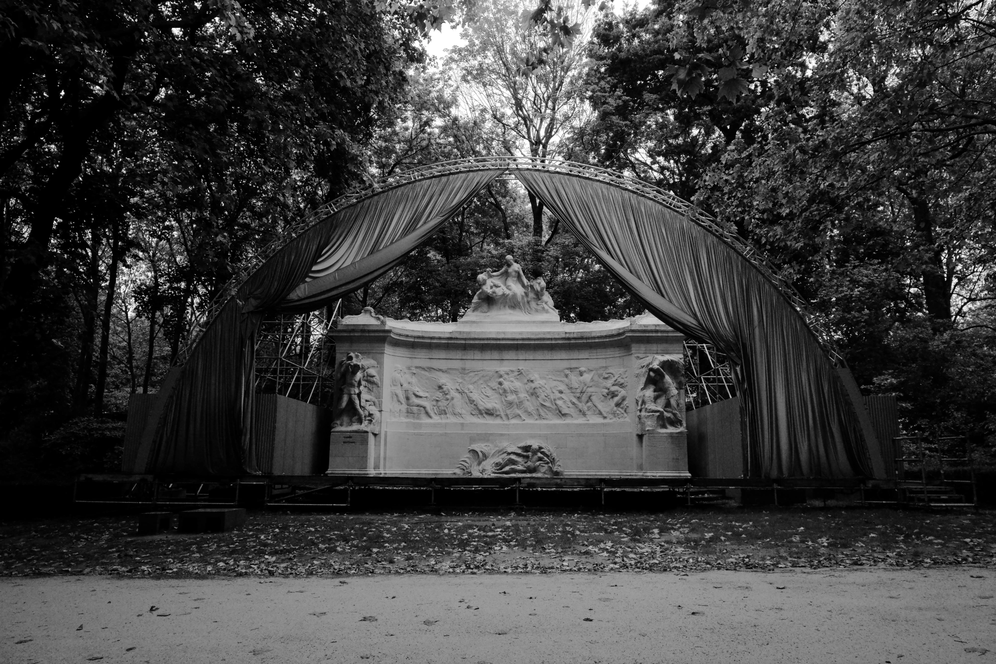2024-06-16 - xt35 - bw - BE - Brussles - Fountain in forest