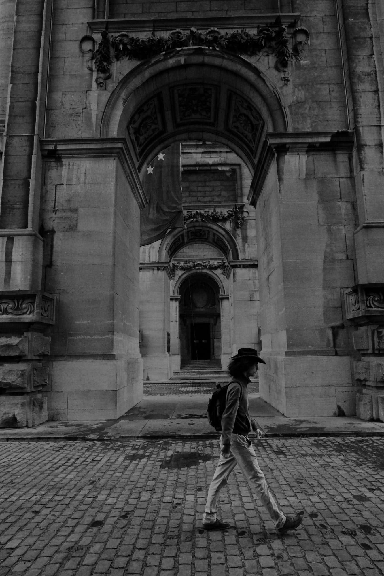 2024-06-16 - xt35 - bw - BE - Brussles - Person walking in front of arch