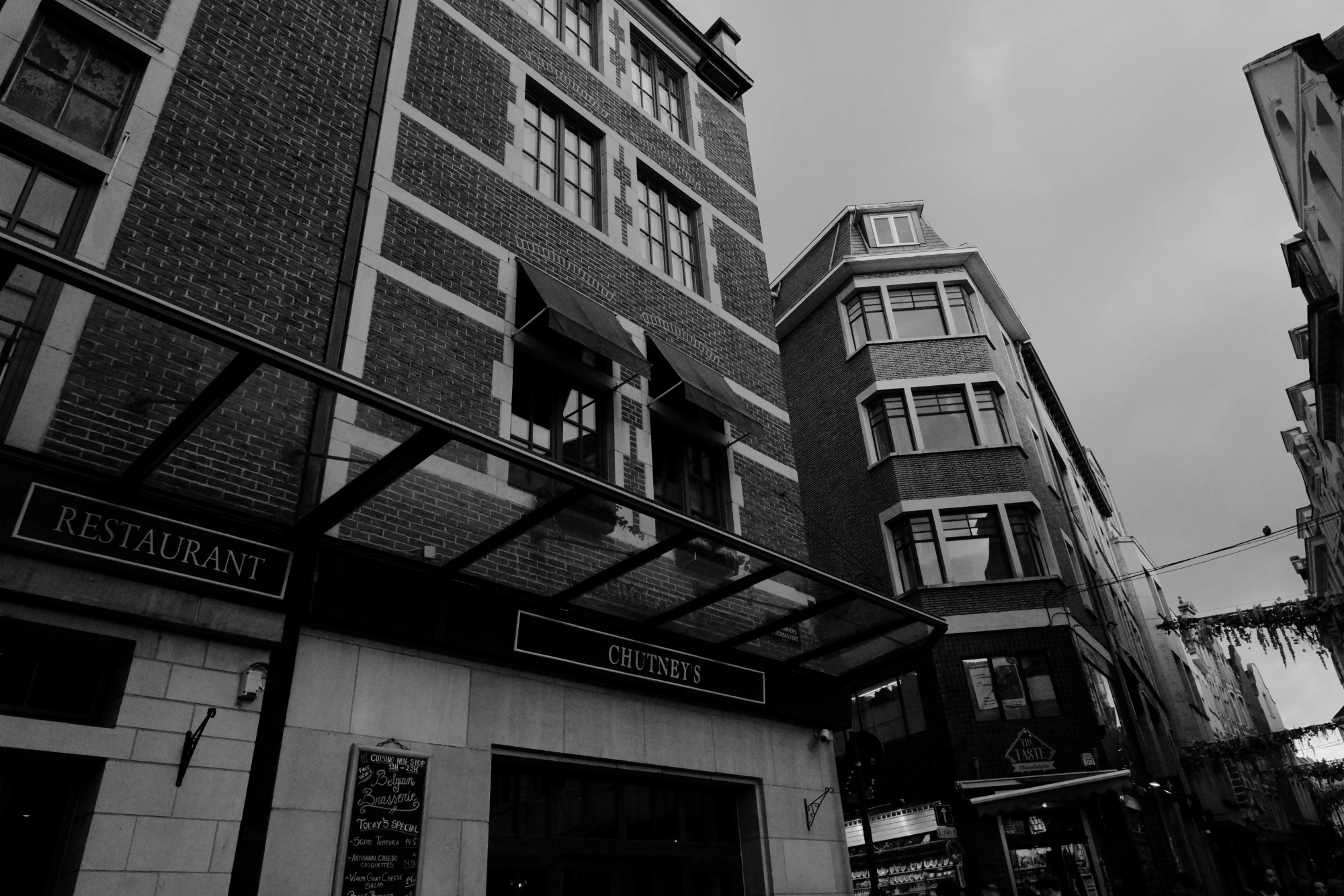 2024-06-16 - xt35 - bw - BE - Brussles - Restuarant building from outside