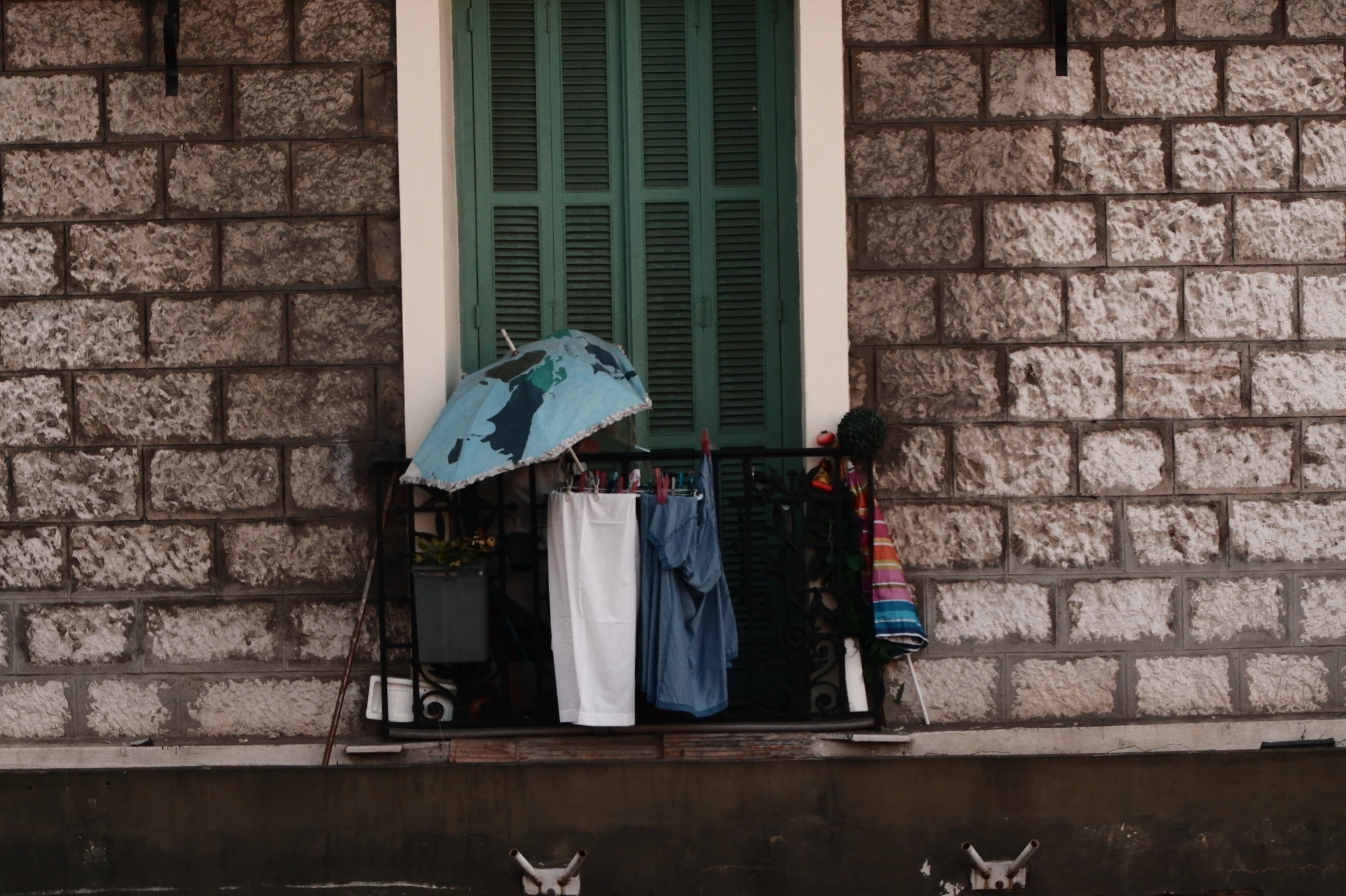 2025-09-06 - xt15-45 - color - FR - Nice - Laundry and imbrellas on balcony