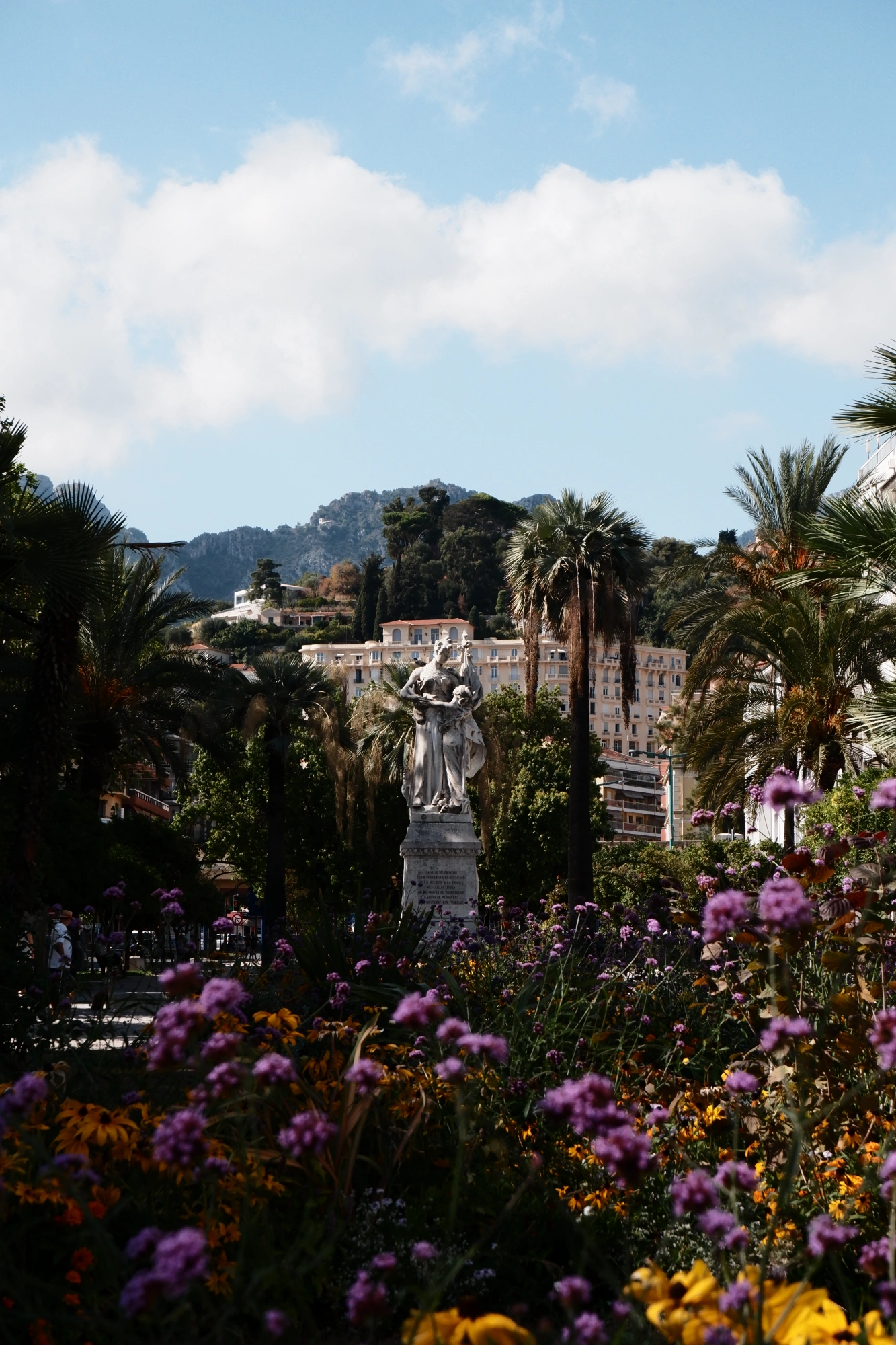 2025-09-08 - xt15-45 - color - FR - Menton - Statue with flowers in the foreground