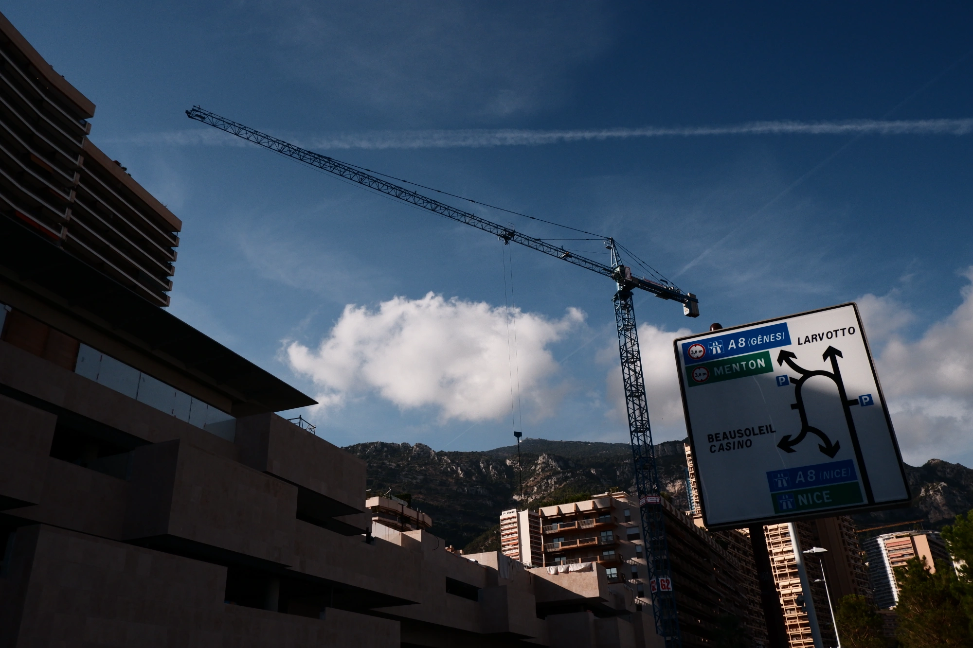 2025-09-08 - xt15-45 - color - MC - Monte Carlo - Construction crane
