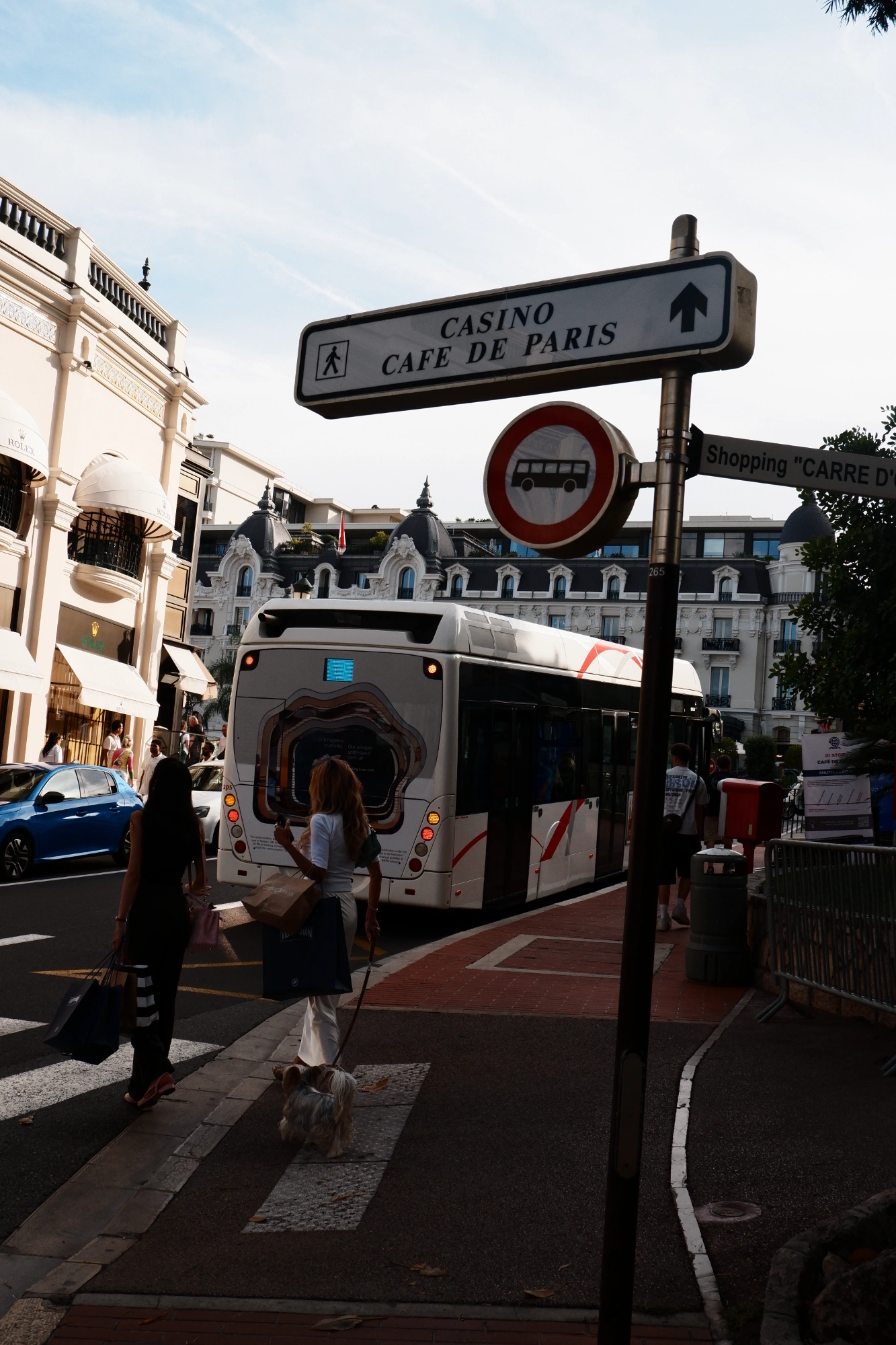 2025-09-08 - xt15-45 - color - MC - Monte Carlo - People crossing road