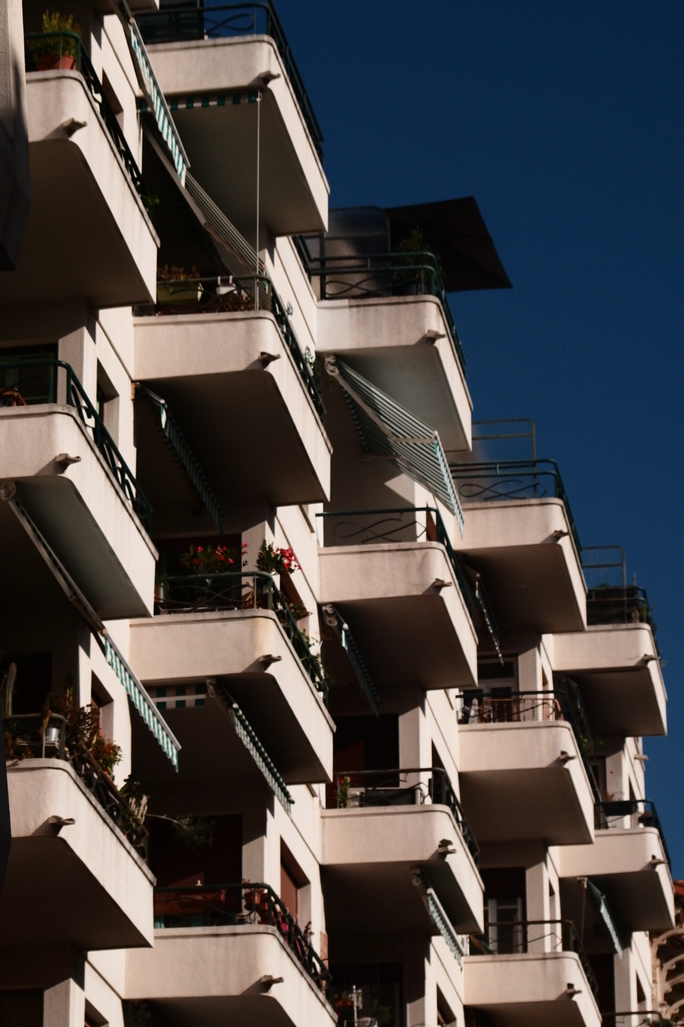2025-09-06 - xt75-300 - color - FR - Nice - Balconies in the sun