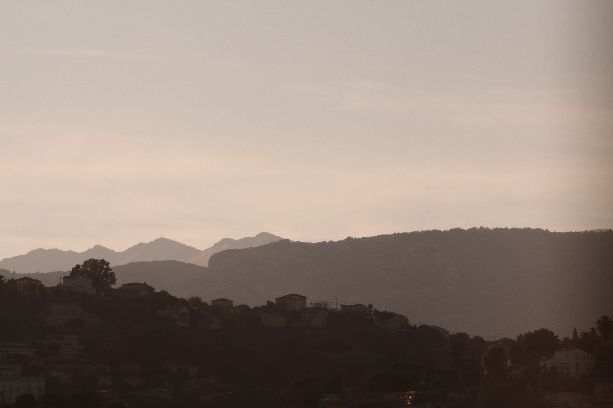 2025-09-06 - xt75-300 - color - FR - Nice - Mountains in the distance