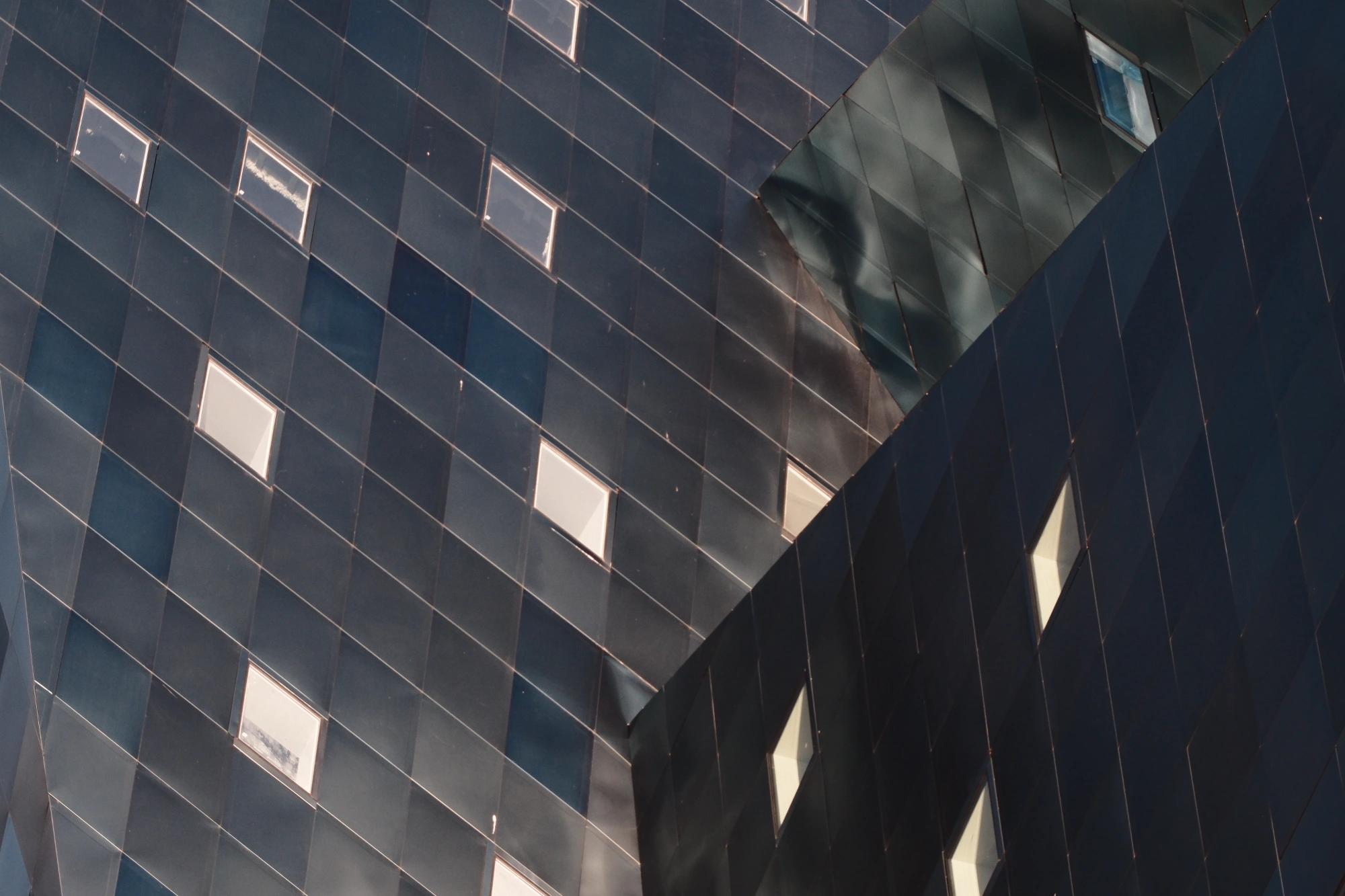 2025-09-07 - xt75-300 - color - FR - Nice - Corner of shiny building