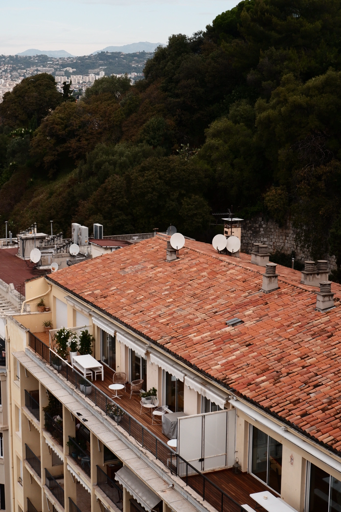 2025-09-09 - xt15-45 - color - FR - Nice - Building rooftop