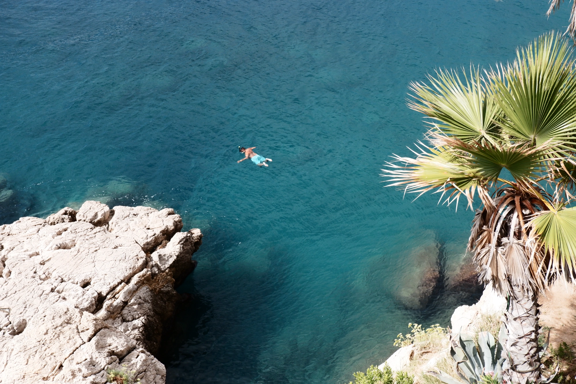 2025-09-09 - xt15-45 - color - FR - Nice - Person snorkeling in the sea