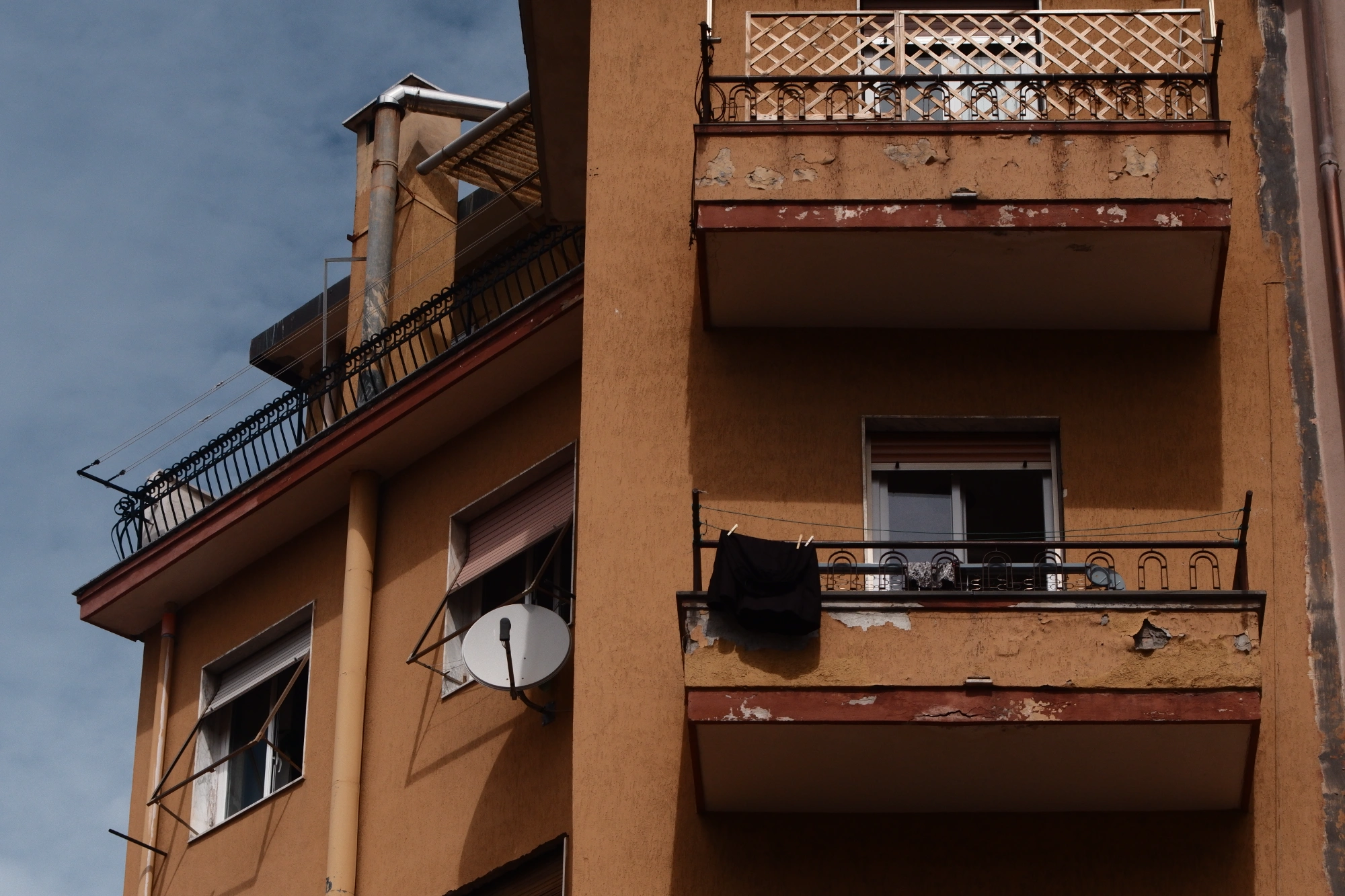 2025-09-08 - xt75-300 - color - IT - Ventimiglia - Clothes hanging from balcony