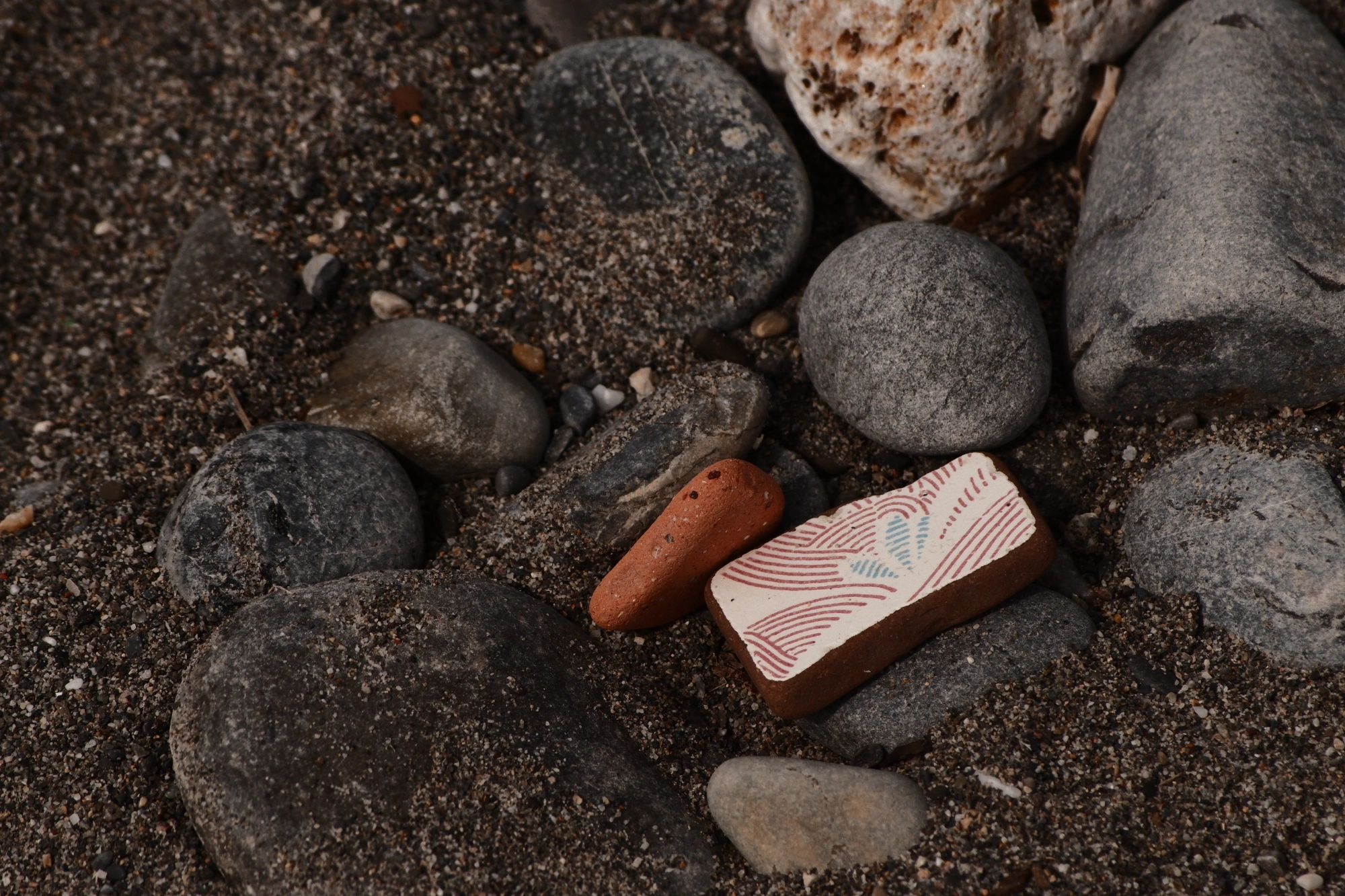 2025-09-08 - xt75-300 - color - IT - Ventimiglia - Painted stone on beach