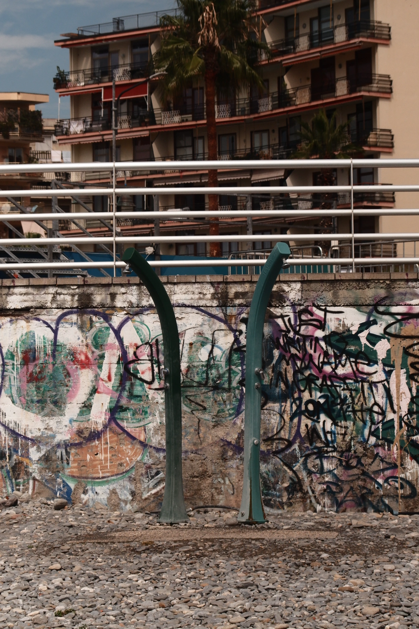 2025-09-08 - xt75-300 - color - IT - Ventimiglia - Showers on beach in front of graffiti