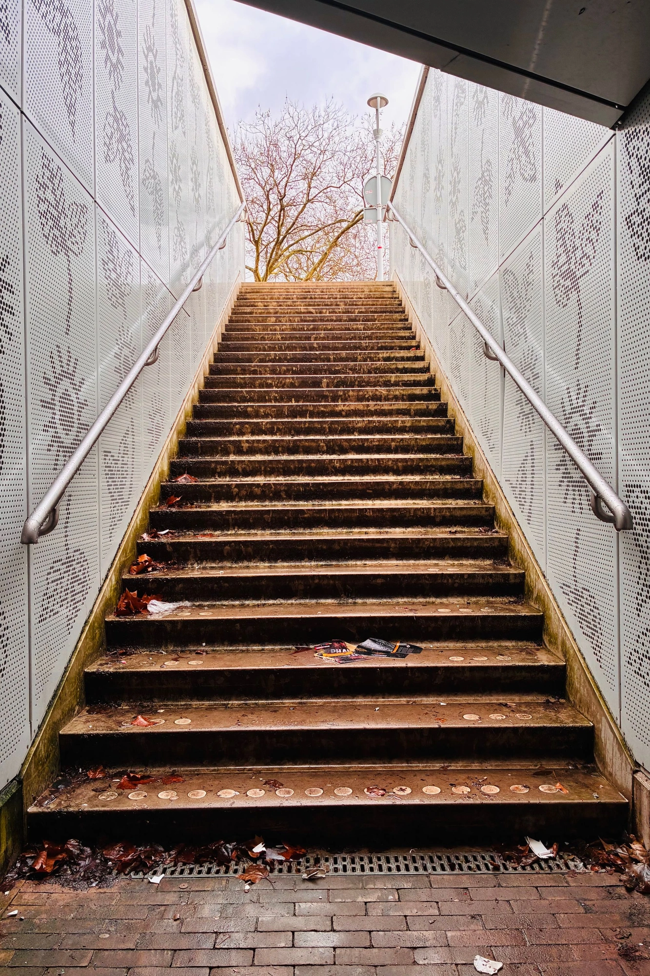 2026-01-02 - i16 - color - NL - Staircase leading up towards warm light