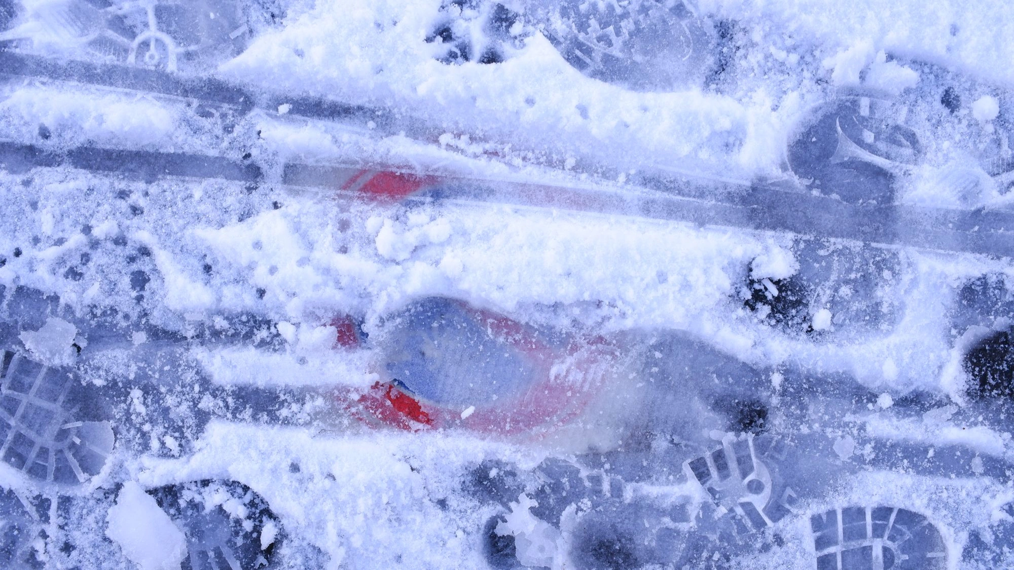 2026-01-03 - xt35 - color - NL - Sign frozen behind ice on the ground