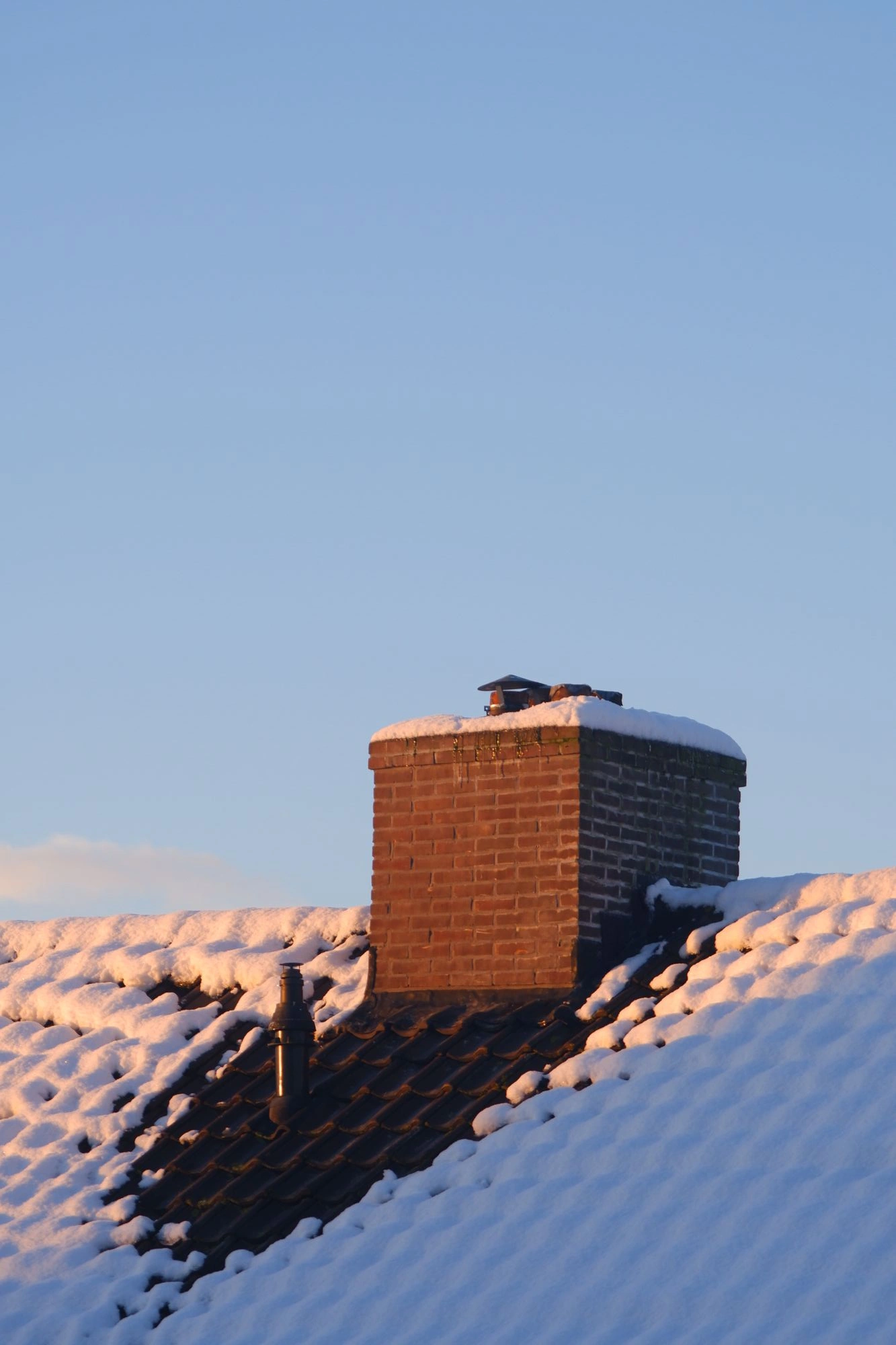 2026-01-03 - xt75-300 - color - NL - Snow on roof with sun hitting the chimney
