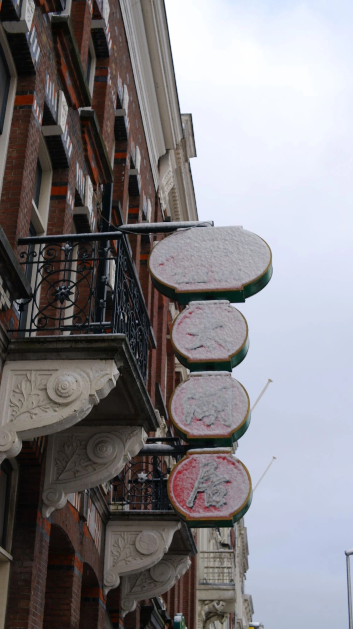 2026-01-04 - xt35 - color - NL - Rotterdam - Chinese restuarant sign covered in snow