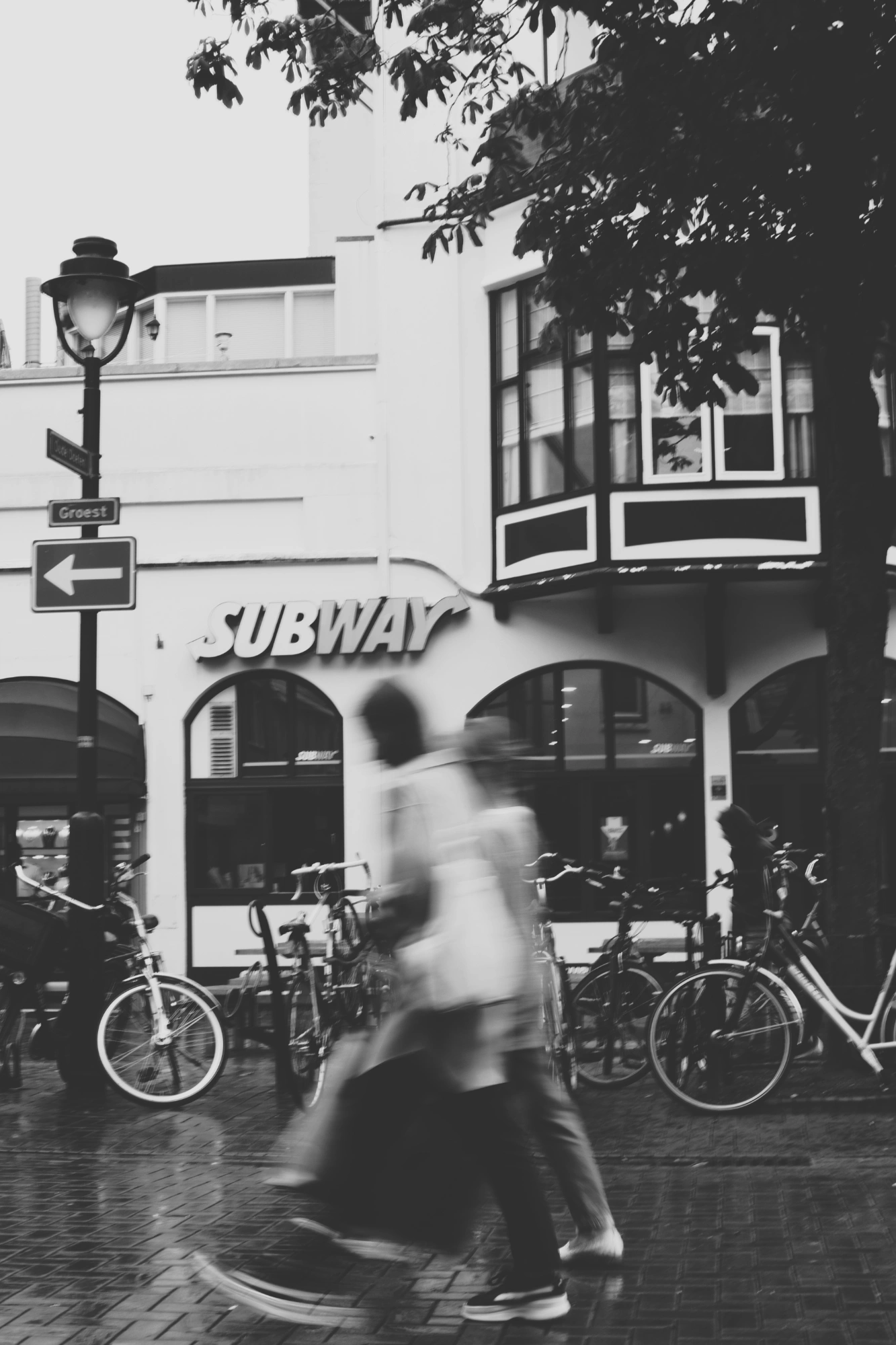 2023-08-10 - xt35 - bw - NL - People walking in front of subway restuarant
