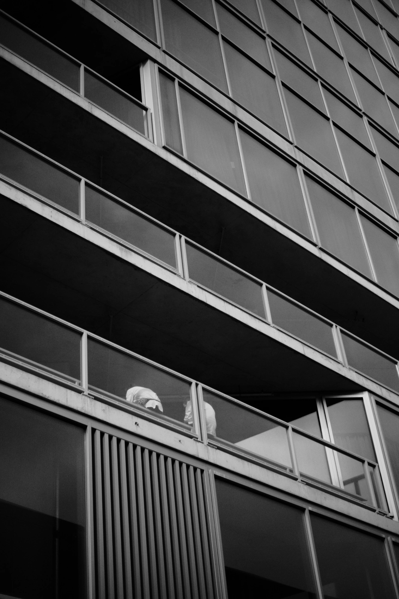 2023-08-25 - xt35 - bw - NL - People sitting on building balcony